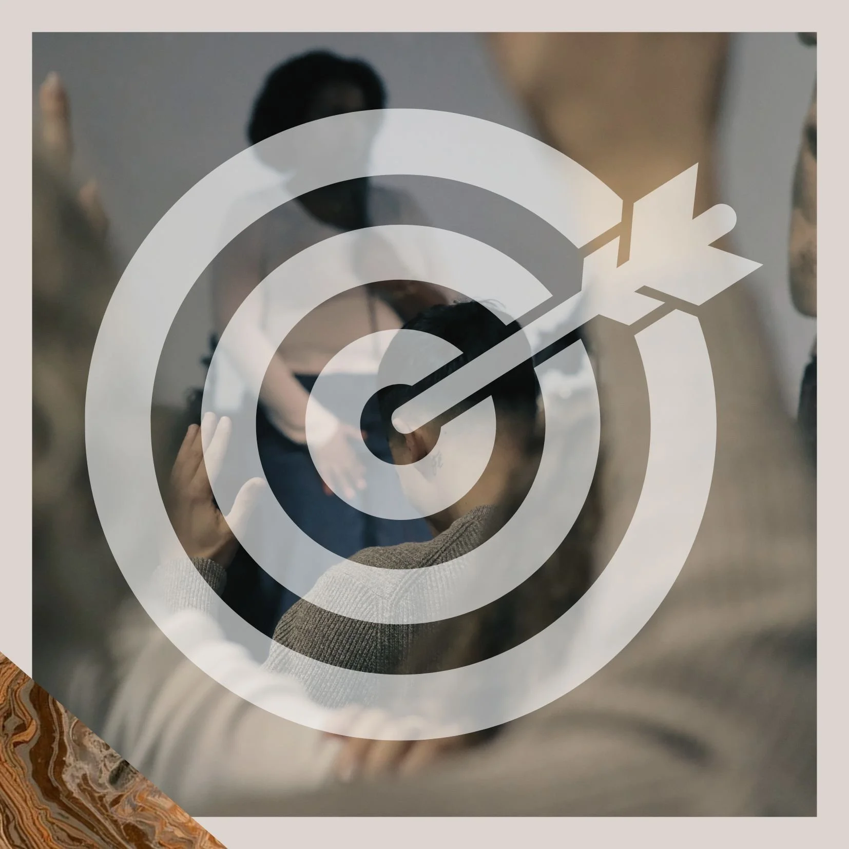 Groupe de personnes louant Dieu avec un graphique de cible avec une flèche en surimpression.