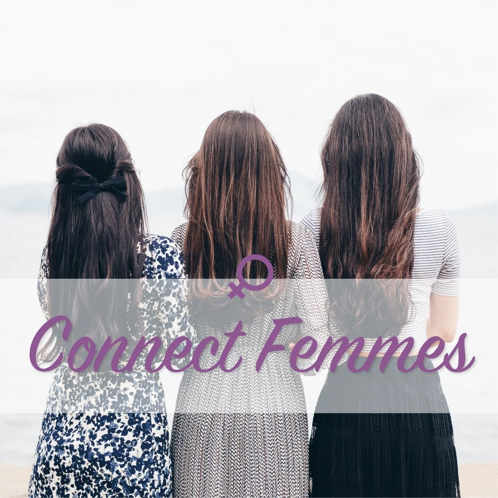 3 femmes de dos regardant un paysage lacustre