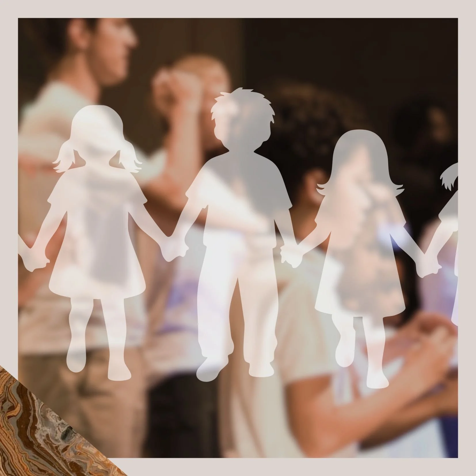 Silhouettes d'une chorégraphie d'enfants lors d'une rencontre ou d'un événement.