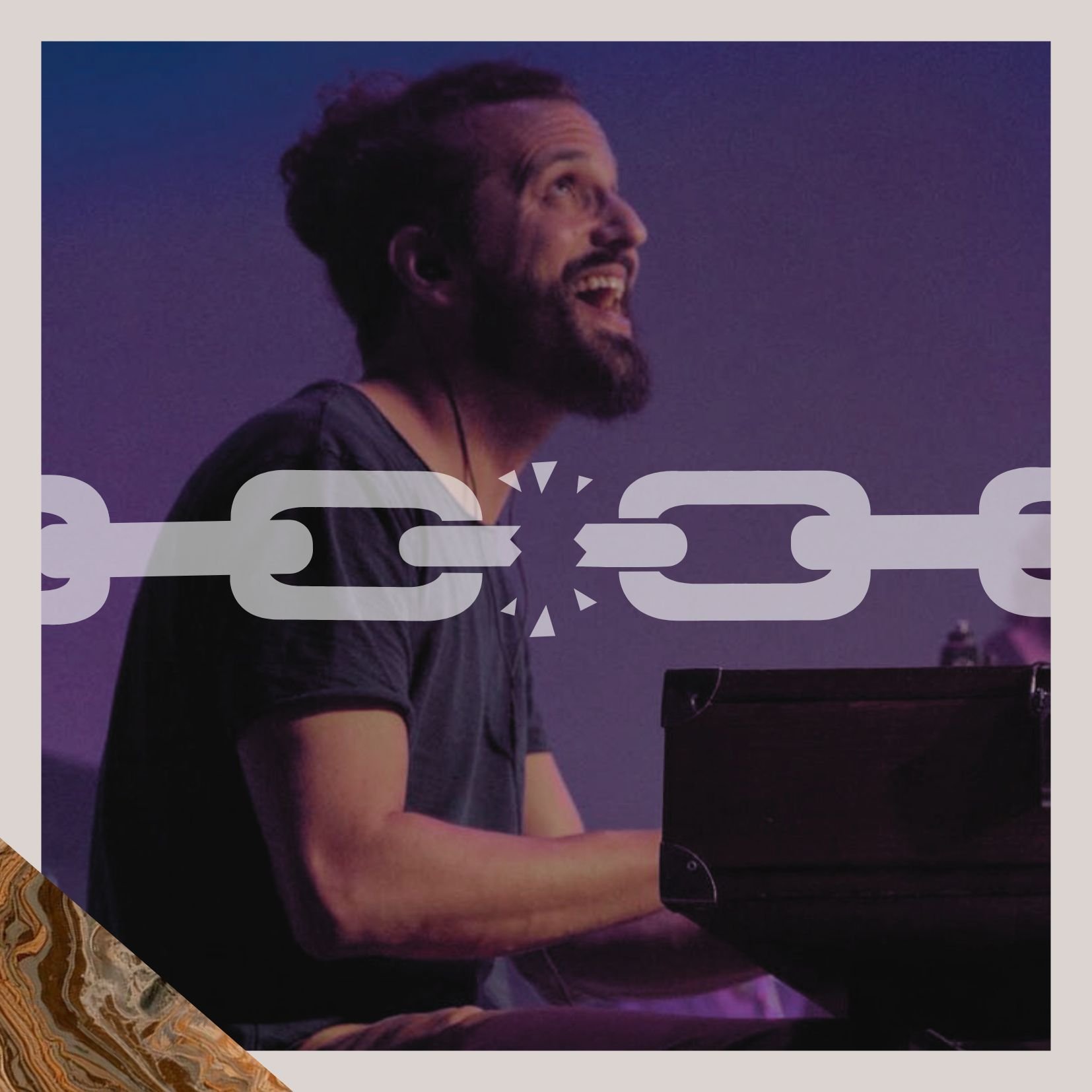 Un homme souriant assis devant un clavier, avec une illustration de chaîne enchaînée superposée sur la photo.