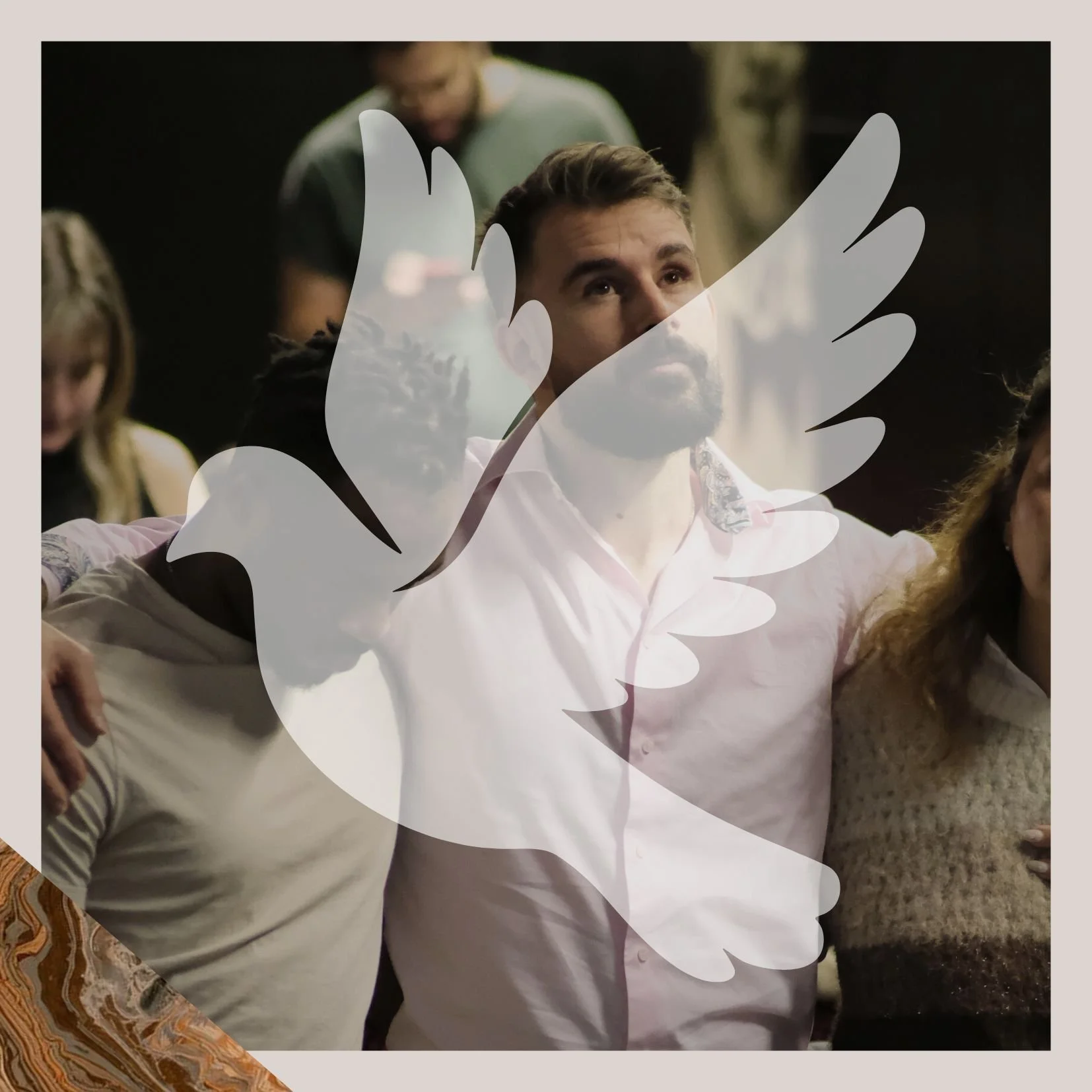 Groupe de personnes en prière avec une silhouette d'oiseau en transparence superposée.