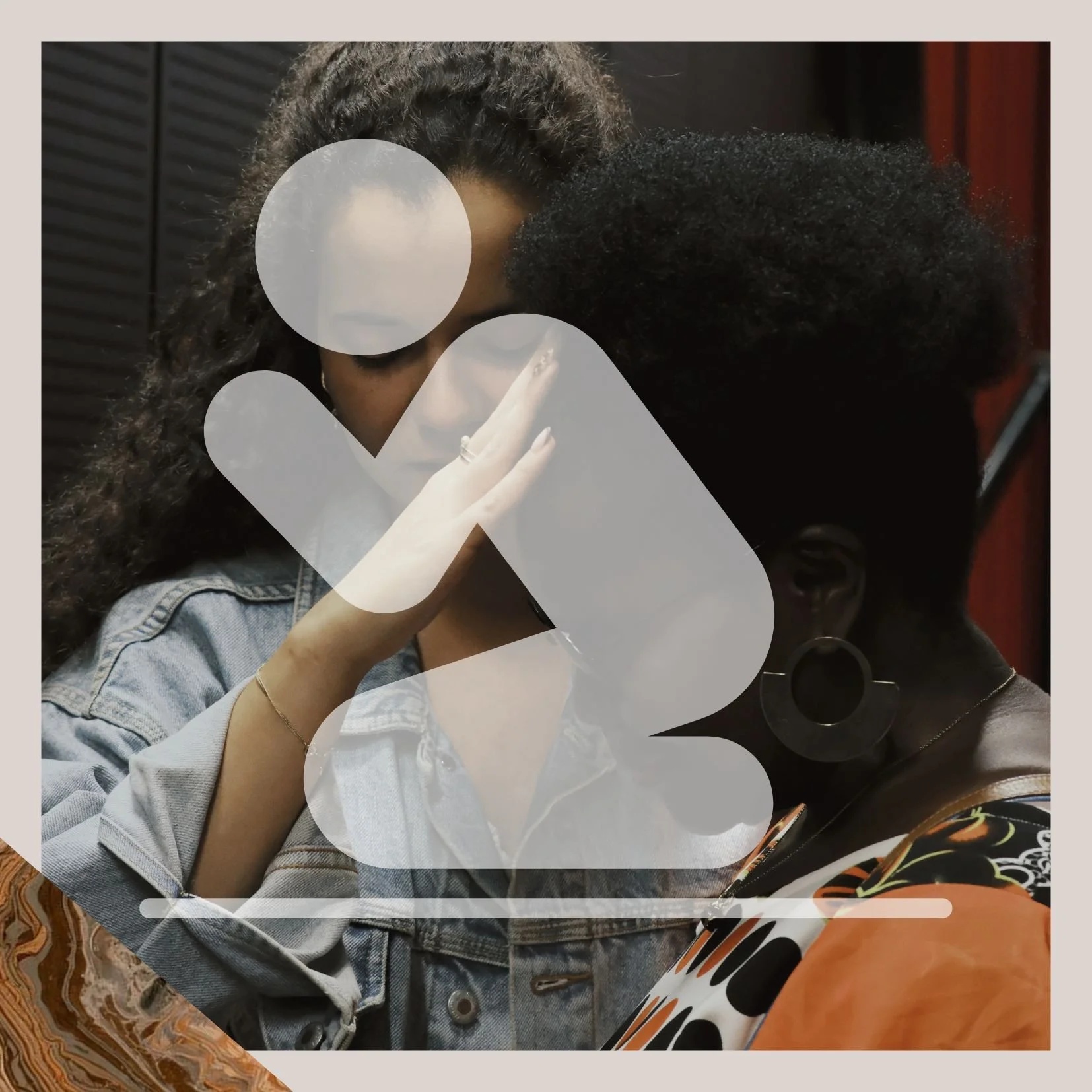 Deux femmes en prière, avec une illustration de prière en surimpression.