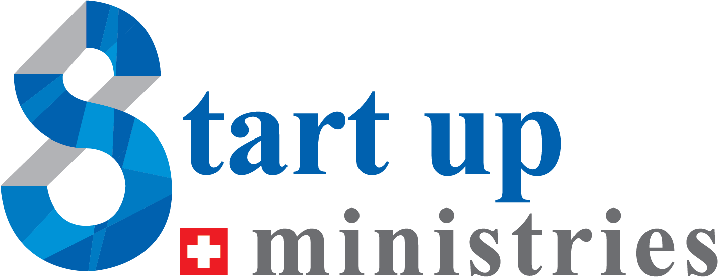 Le logo de start up ministries avec un symbole en forme de 'S' bleu et gris, un croix blanche sur fond rouge, et le texte 'Start up ministries'