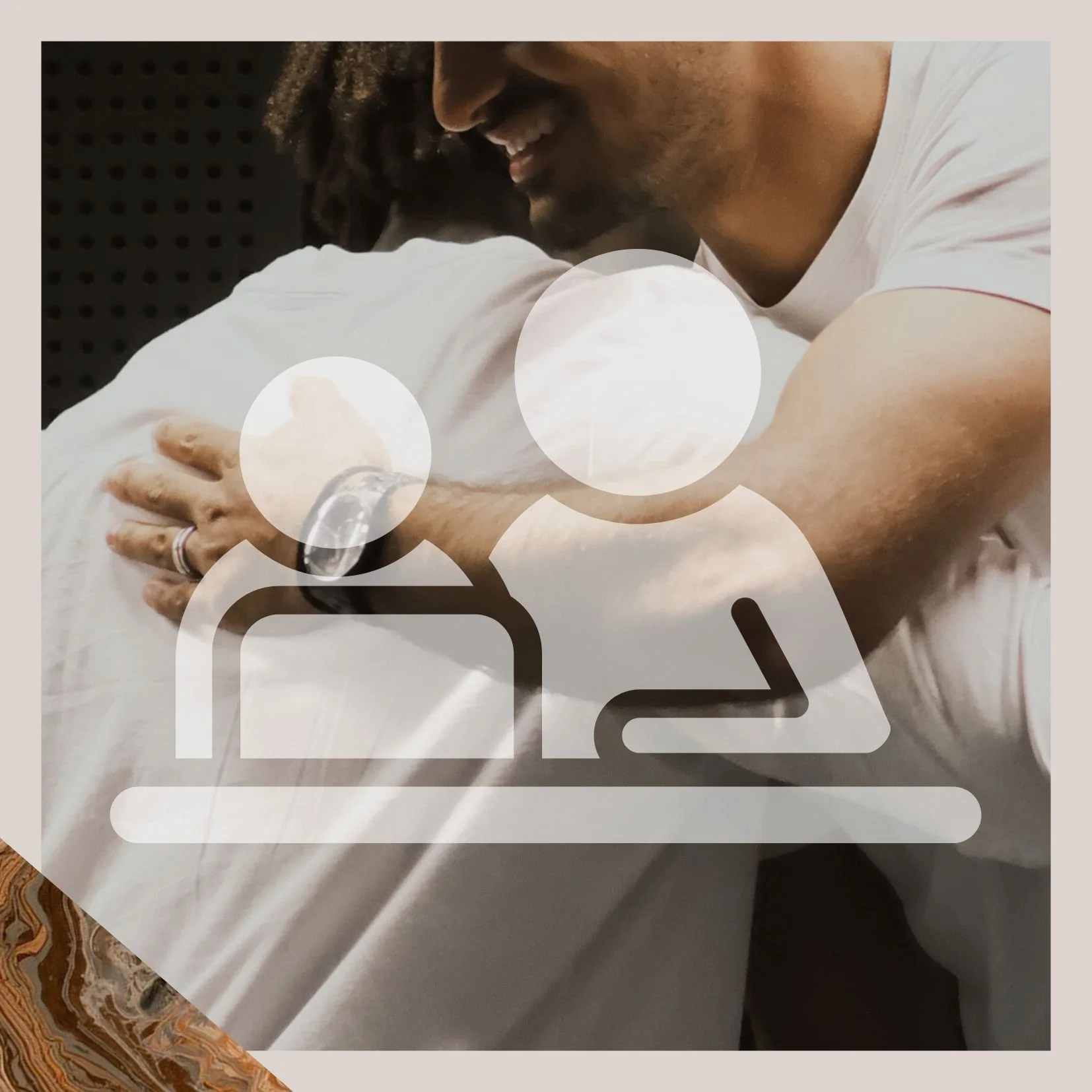 Deux personnes s'embrassent dans une étreinte chaleureuse, avec une superposition de l'icône de mantorat.