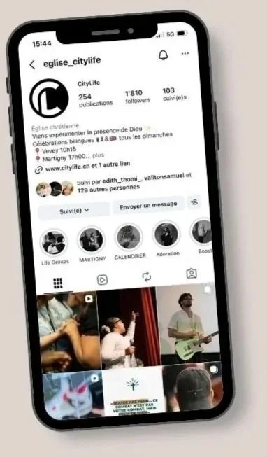 Capture d'écran d'un téléphone montrant le profil Instagram de 'eglise_citylife', une église chrétienne. Le profil affiche 254 publications, 1810 abonnés, 103 abonnements, et une bio mentionnant la présence de Dieu, des célébrations bilingues, et des horaires de service. Des photos de rassemblements religieux et de personnes en activité sont visibles dans le flux.