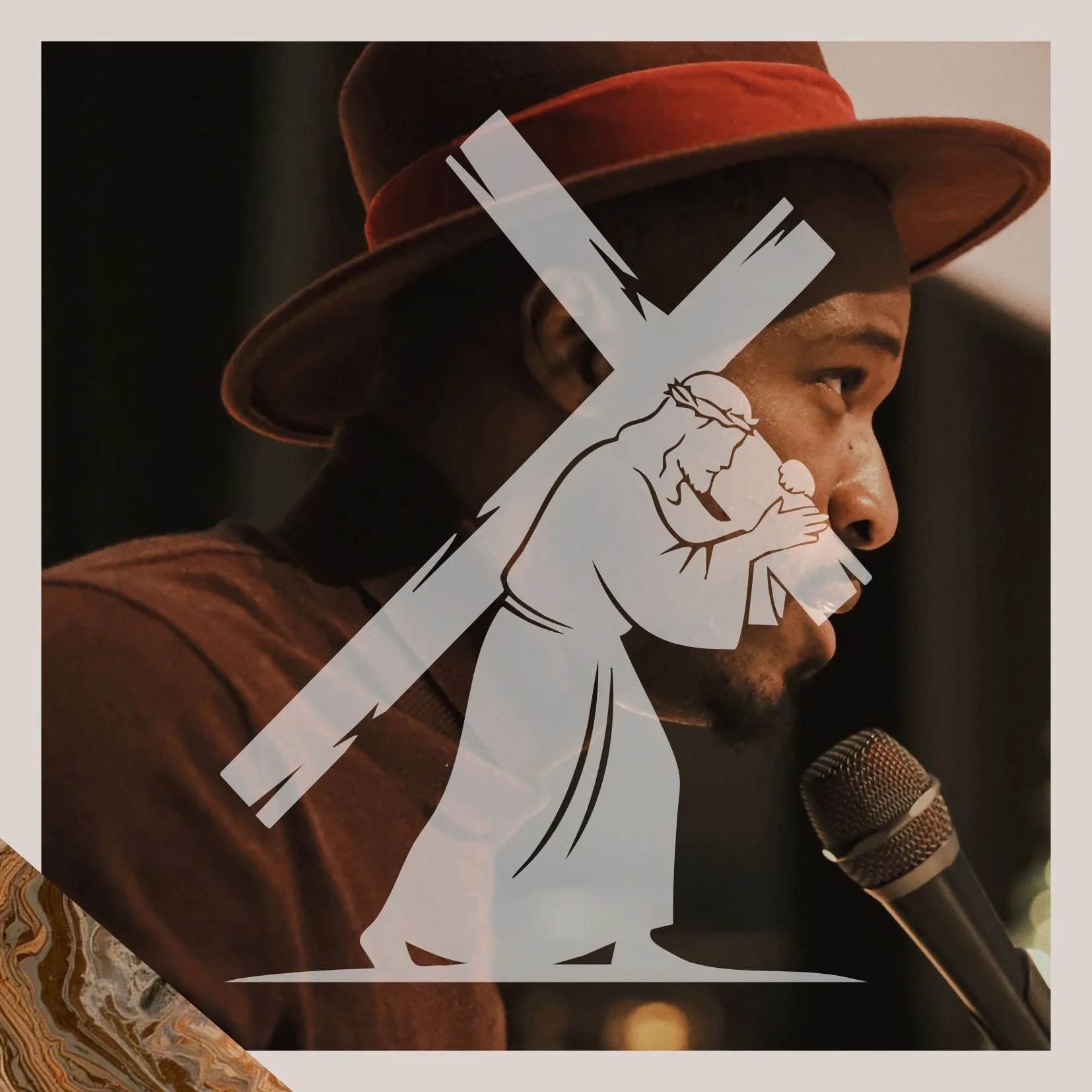 Jeune homme parlant dans un microphone, portant un chapeau orange, photographié en profil, avec un logo de Jesus portant sa croix superposé.