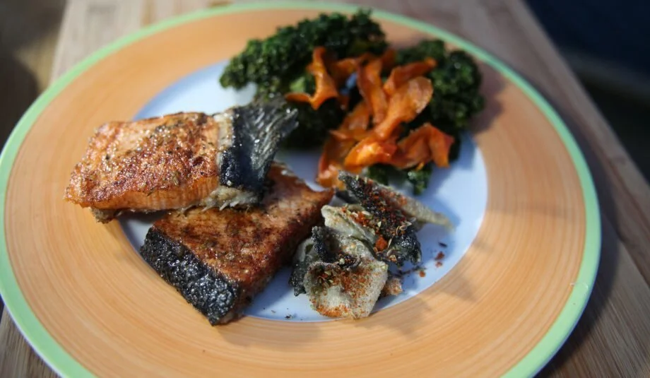 One of the most important things we can do for the environment is to  throw away less food. The great news about this is that a lot of the  things we normally discard, like fish skin, actually tastes great.