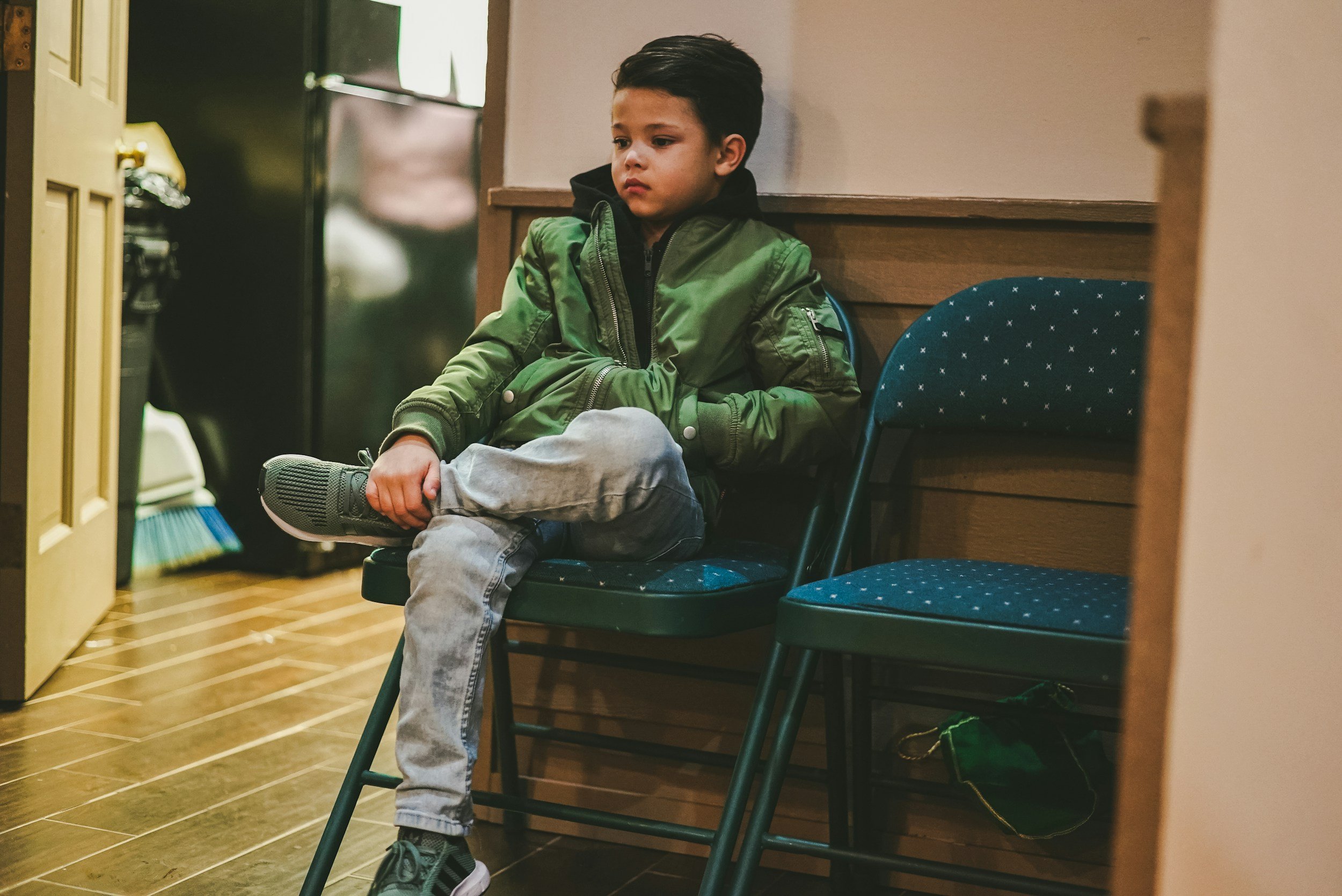 Image of a child waiting to illustrate the act of waiting for the right timing.