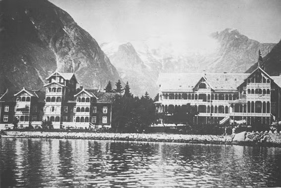 Familien Kvikne, som framleis eig hotellet, tok over drifta i 1877. Hotellet vart oppført i sveitserstil, og har halde på sitt særpreg sjølv etter fleire ombyggingar og utvidingar.