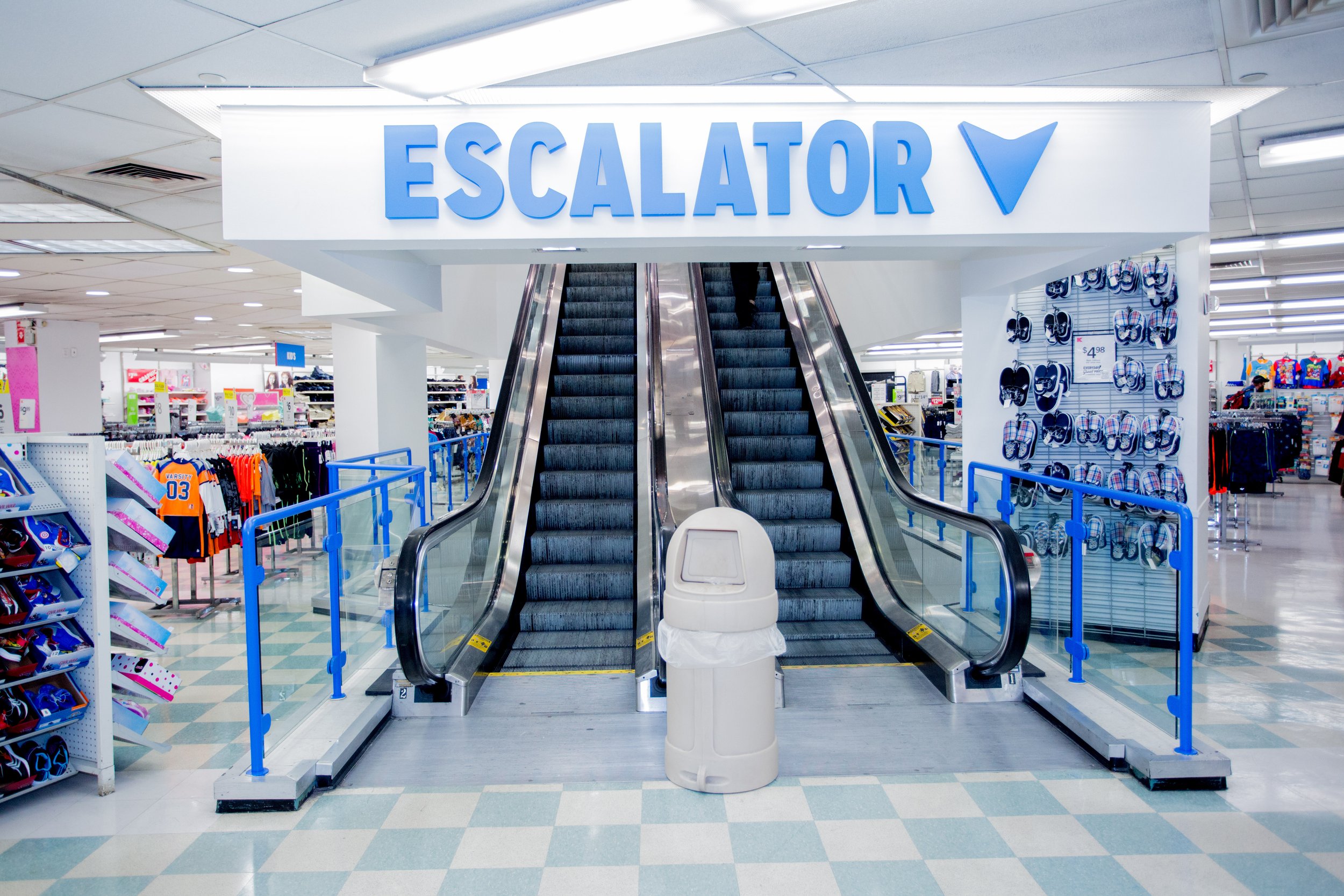 Escalator down Intermdiate level.jpg