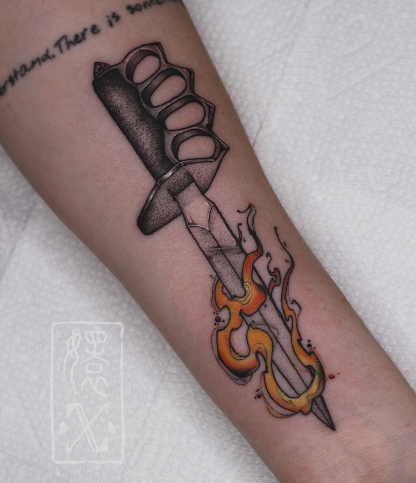 My interpretation of Lila&rsquo;s knife from Shades of Magic series by @veschwab 🔪 🔥 thank you so so much for letting me create this in my style, I would absolutely LOVE more projects like this ((Booktok where you at))

Done @cakeisalietattoo 🍰 

