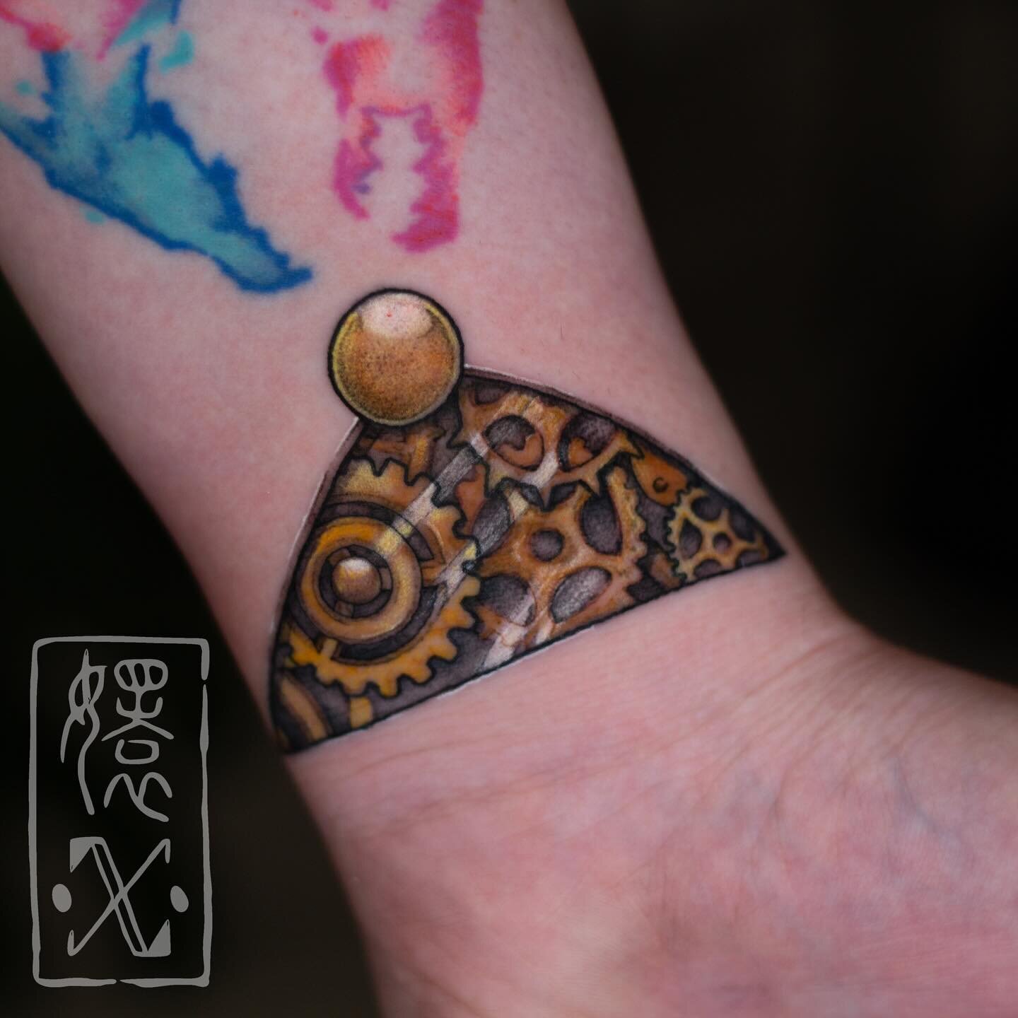 A mechanist gear wrist piece for Kira based on her character, Zithiel (Zi). Swipe to see the art work i based this design on! Thank you for trusting me and traveling to NY and getting this tattoo 🥹🥹🥹

I recently started DnD for the first time (bes