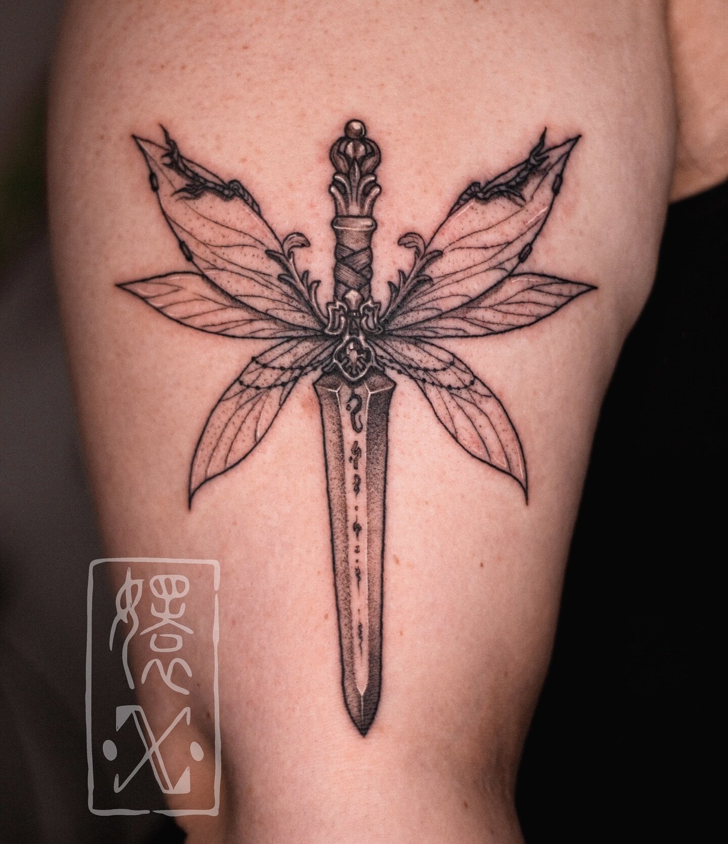 My fairy dagger flash design got adopted :3 thank you so much 🥹 lemme make your fantasy dnd and video game weapons come to life 😈 

Done @cakeisalietattoo 🍰 ⁣
.⁣
.⁣
.⁣
.⁣
.⁣
#brooklyntattoo #nyctattoo #nyctattooartist #newyorktattoo #fantasyart #b