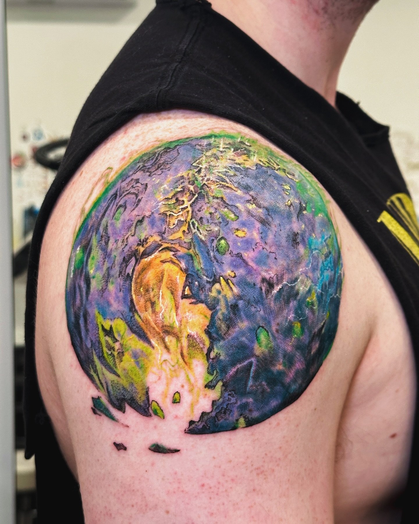 Argus, the Broken Planet. Burning legion atrocity 

One of my absolute favorite expansions for @warcraft, brought to life on skin! Legion holds a special place in my heart. Thank you so much for your trust Zack. 

Done @cakeisalietattoo 🍰 ⁣
.⁣
.⁣
.⁣