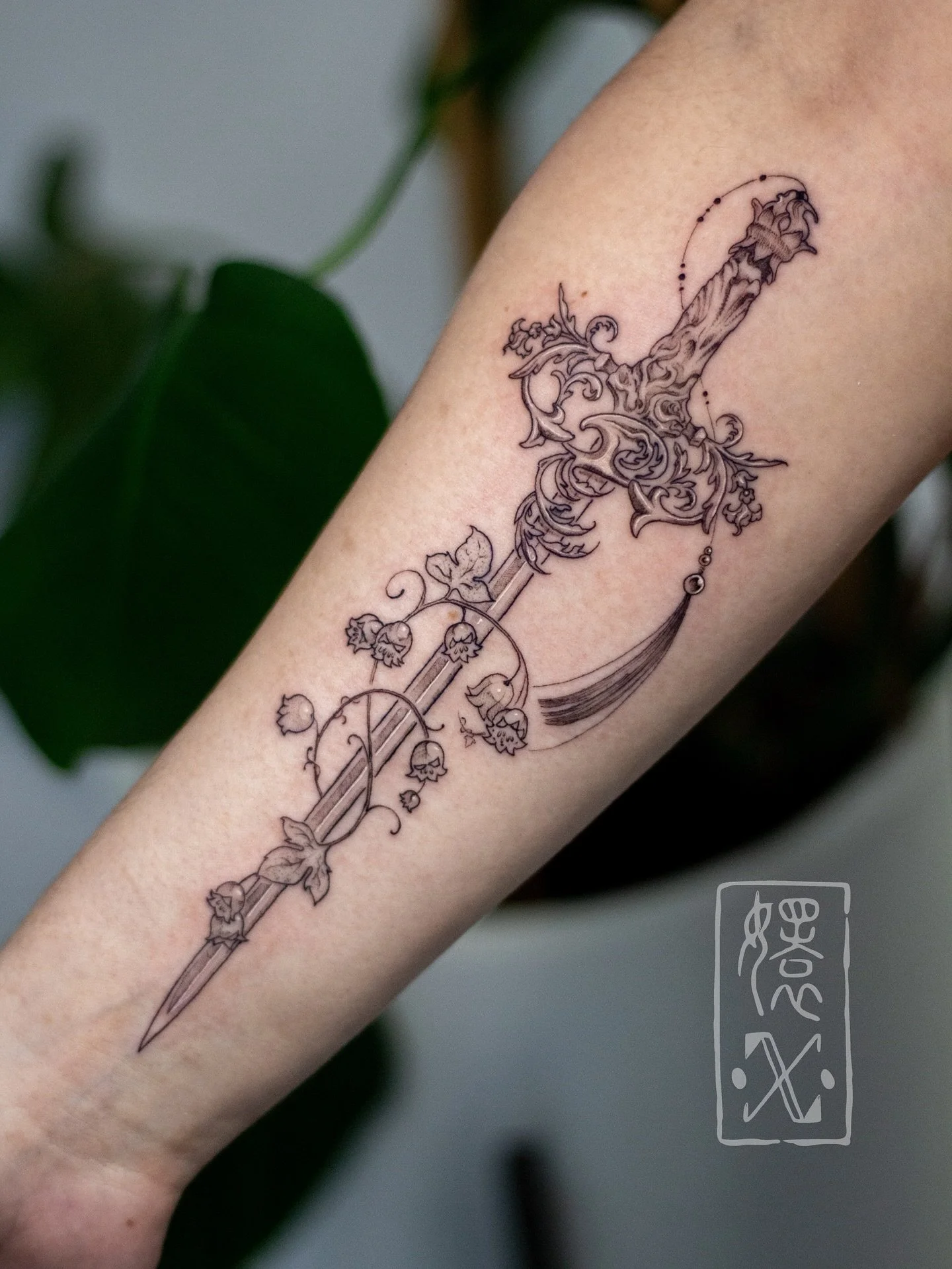 🪻St. Trina ᯽ Velvet Sword 🗡️ 
𝐈 𝐚𝐛𝐚𝐧𝐝𝐨𝐧 𝐡𝐞𝐫𝐞 𝐦𝐲 𝐥𝐨𝐯𝐞 

Would love to do more Elden Ring/Souls weapons and armor pieces 🪻

Done @cakeisalietattoo 🍰 

#eldenring #videogametatts #videogametattoo