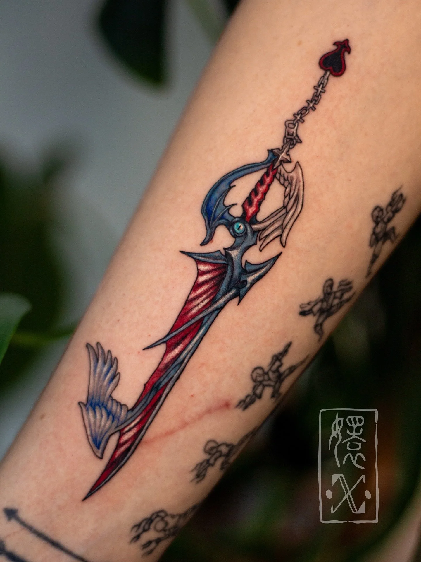Way to the Dawn 🪽 for Michelle! 

Full color keyblades are so satisfying 🔑 Do you have a favorite 👀

Done @cakeisalietattoo 🍰 

#kingdomhearts #keyblade #videogametattoo #videogametats