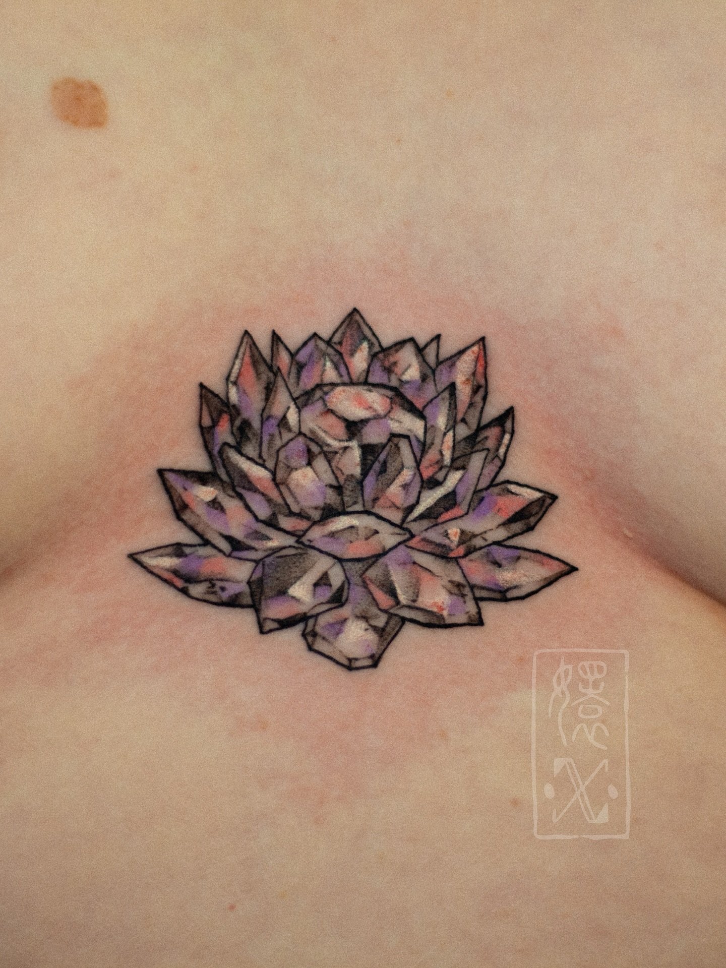 Silver Millennium Crystal from Sailor Moon for Aubrey! 

Done @cakeisalietattoo 🍰 thank you ^^

#animetattoo #gemtattoos
