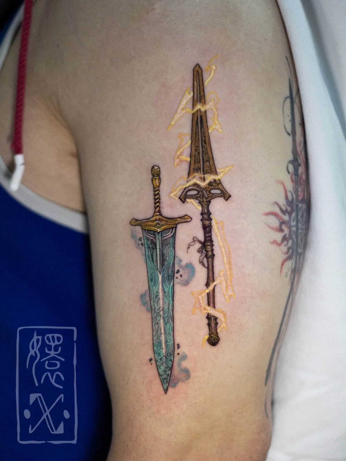 Elden ring weapons 🗡️ still one of the games that I&rsquo;ve been multiple play throughs and absolutely love the art but am too scared to try because I&rsquo;m terrible with controllers. Thank you, Enda!

Done @cakeisalietattoo 🍰 

#nyctattoo #vide