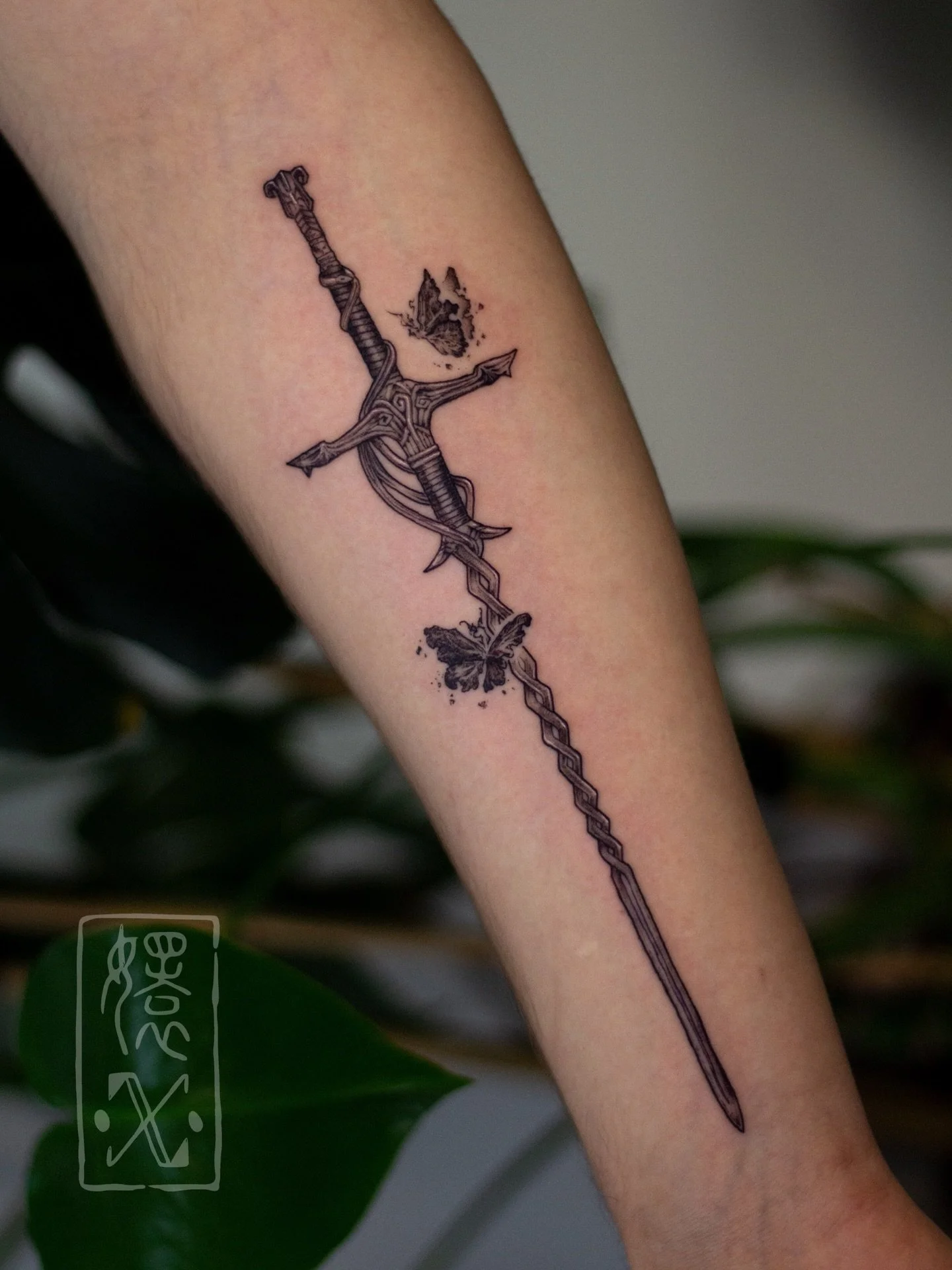 Fire Knight Greatsword with pyre flies for Daniel 🔥 

Shadow of the Erdtree brought some super sick new enemies and, with that of course, new weapons for me to look at >:) Non-boss mobs deserve love too especially when they are so deeply tied to 