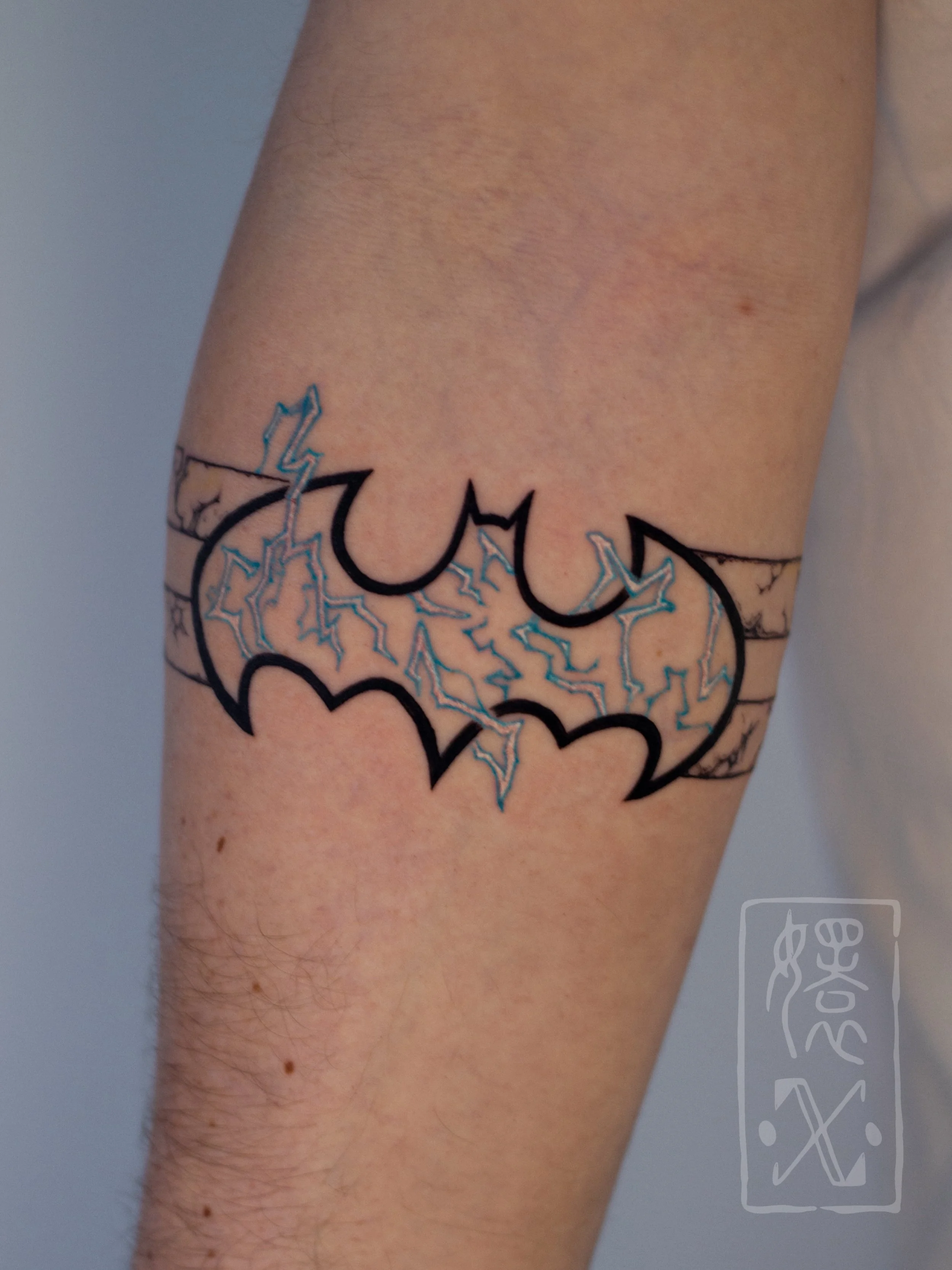 A lil different than usual, freehand Batman crumbling band for Brian! 

Done @cakeisalietattoo 🎂 

Books for NY and VA for Aug + Sep opening soon🎀