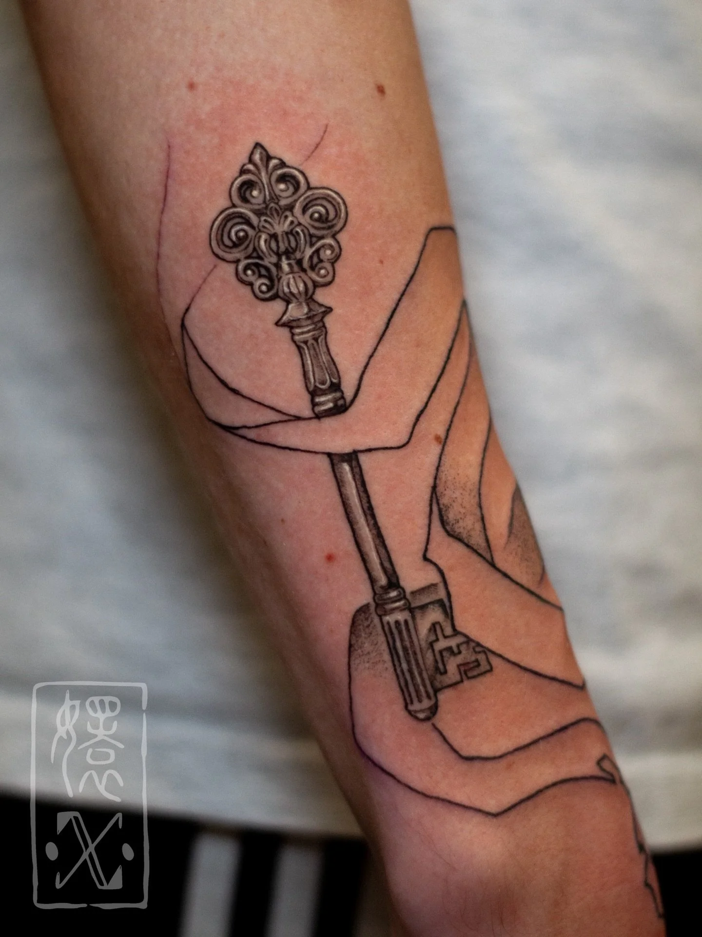 Cannot believe I haven&rsquo;t posted this one. One of my favorite Souls pieces I have done. Grand Archives key 🔑 

Would love to do more ornate gothic textures&hellip;.⛓️🥺

Done @cakeisalietattoo 🍰 

#videogametattoo #darksouls3 #keytattoo