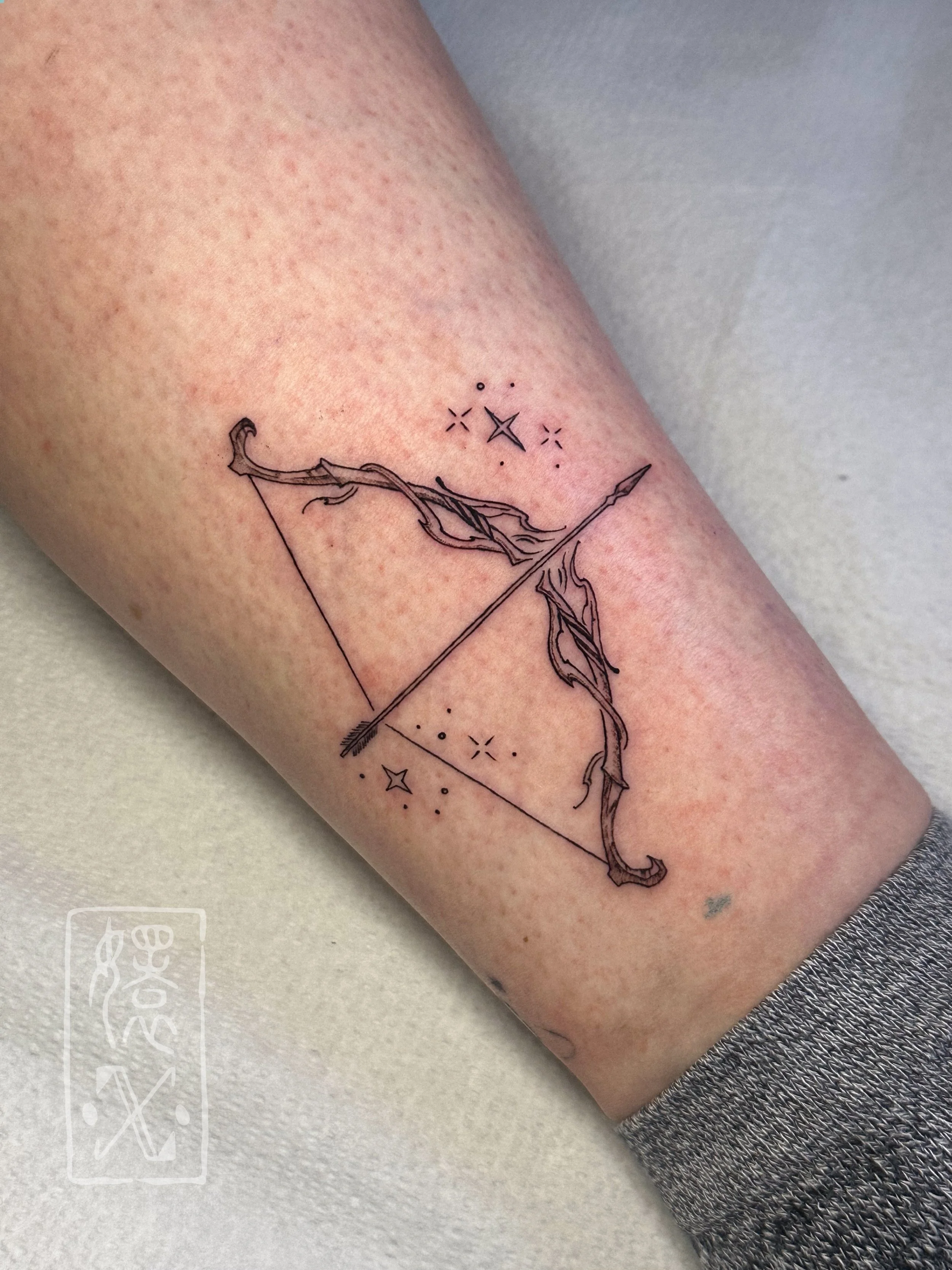A beautiful custom bow and arrow for Monica to match the blade we did on her other ankle! I&rsquo;ll always gladly go back to my fine line tattoo roots to detail my weapons. Let me make more custom weapons for you guys 👀 

🗺️ @cakeisalietattoo 🍰 
