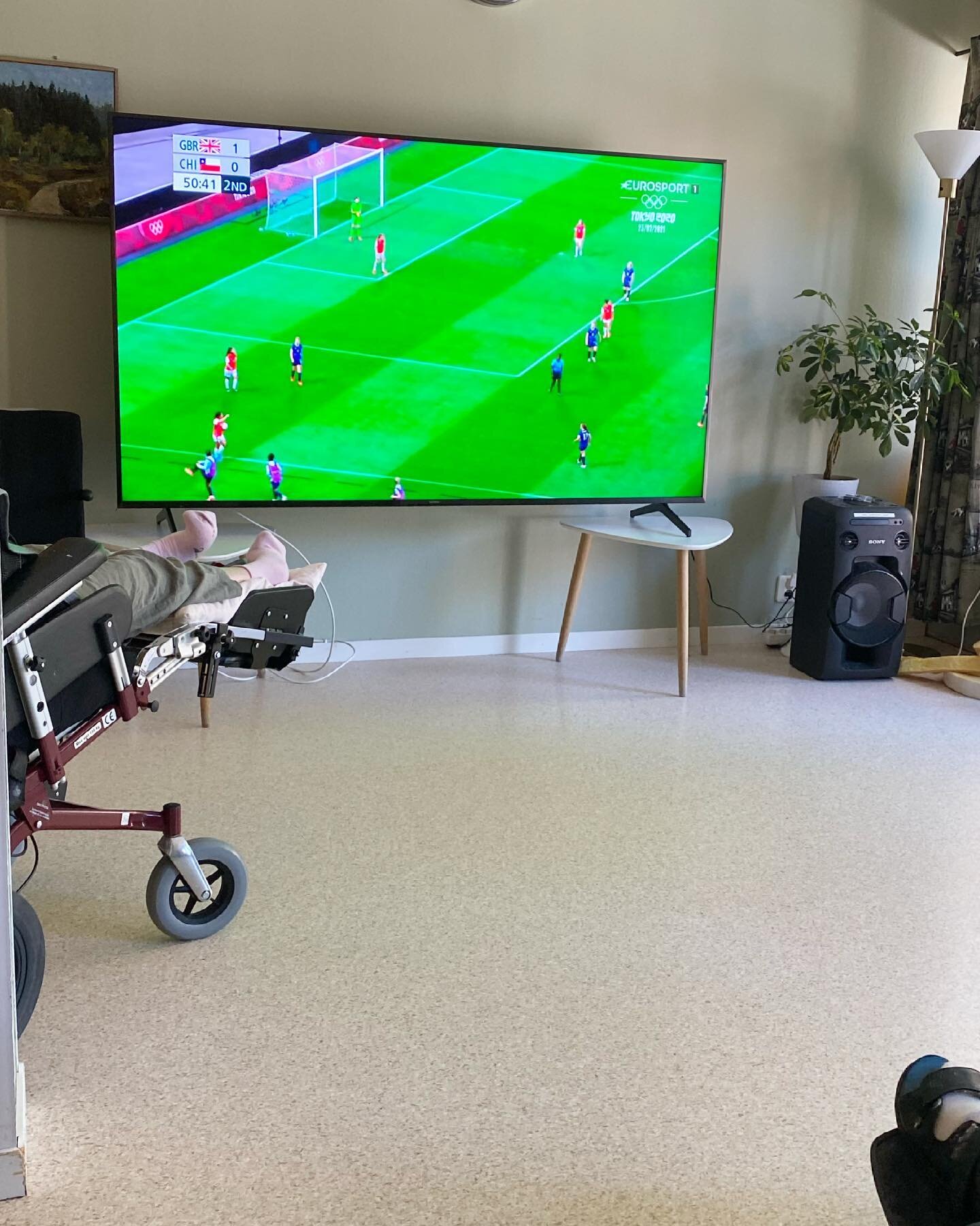 Lagom till OS b&ouml;rjar har vi k&ouml;pt en j&auml;ttestor tv till vardagsrummet, s&aring; ingen kan missa n&aring;gra detaljer. 😍