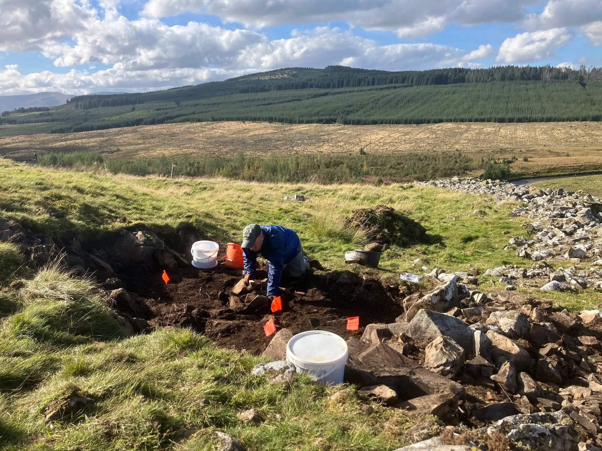 Volunteers are excavating around the substantial summit enclosure wall at Stroanfreggan fort.
They're revealing exciting charcoal rich occupation deposits up against the base of the wall in the interior of the enclosure.
We will aim to date this