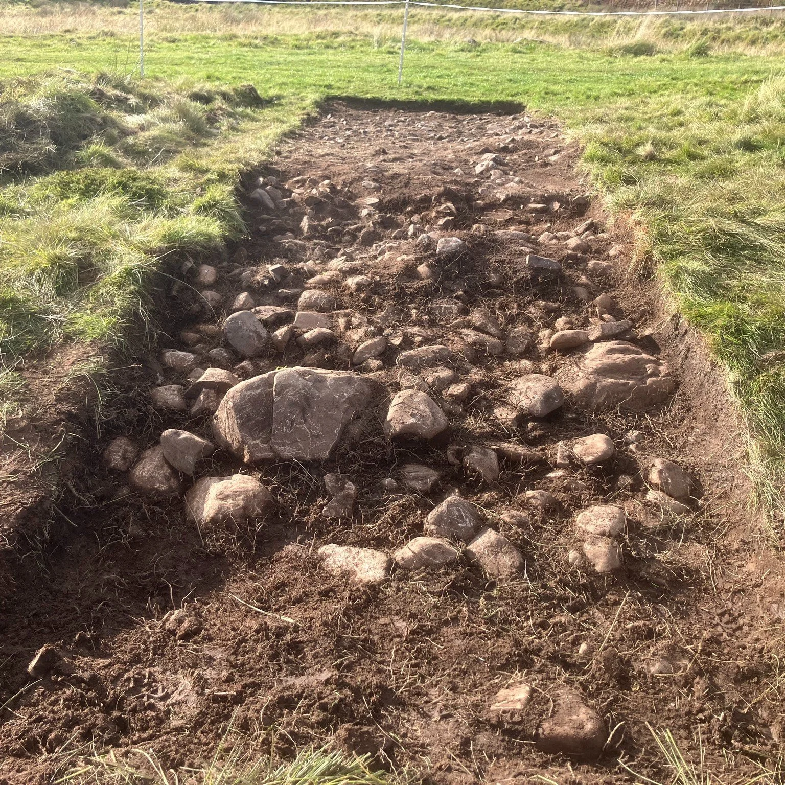 An introduction to kerbed cairn in honour of #TrenchesTuesday
Volunteers are excavating on Smittons Bridge kerbed cairn which sits at the foot of Stroanfreggan fort on the banks of the Water of Ken. Initial deturfing revealed the remains of a kerb.