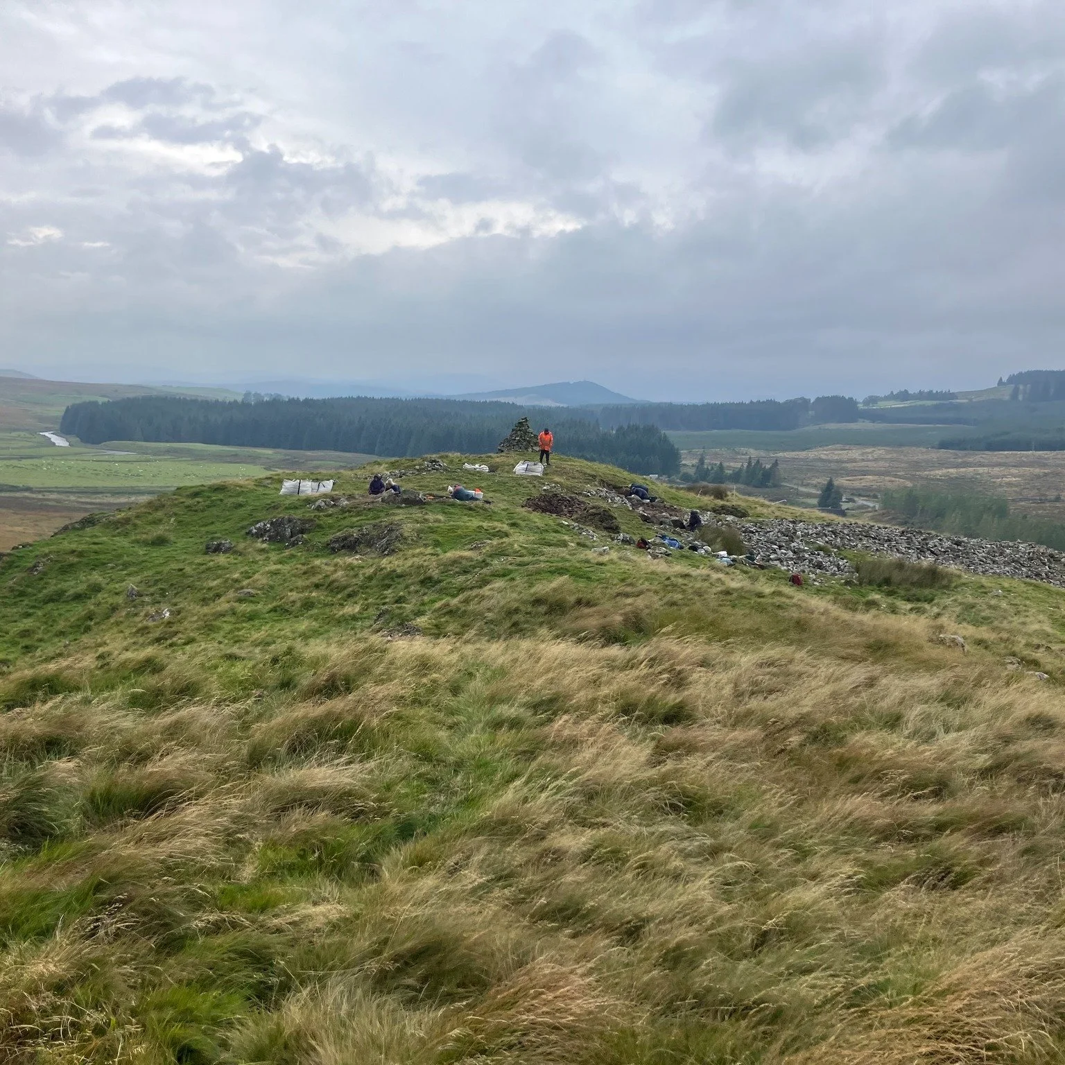 Intro to the annex!
The excavation on the summit enclosure wall is complete thanks to Chris and Roger persevering through some wet and windy conditions in week 2.
Meanwhile excavations nearby in Trench 3 have revealed the smaller wall defined by
