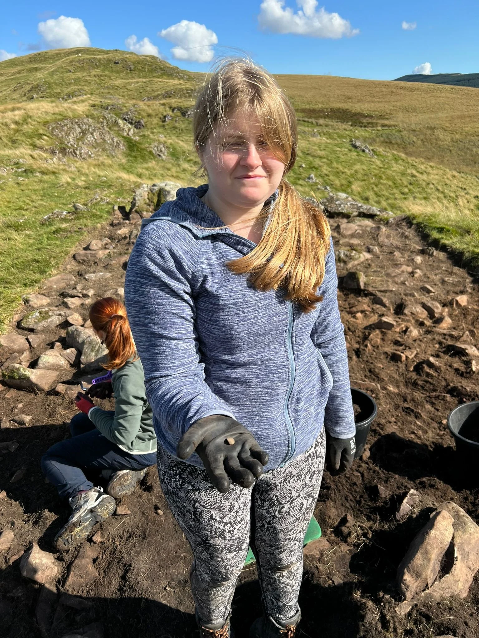 Young people from the local area and further afield have volunteered to come and get experience of being an archaeologist at Stroanfreggan fort before hoping to study or work in archaeology in the future. Jessie and Johnny helped uncover the wall enc