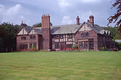 Welcome back to #ArchaeologyAfterDark where today we're telling the tale of a very special #FindsFriday item:
The Singing Skulls of Wardley Hall (Greater Manchester, 16th–17th centuries CE)
There’s an old timber-framed manor near Salfor