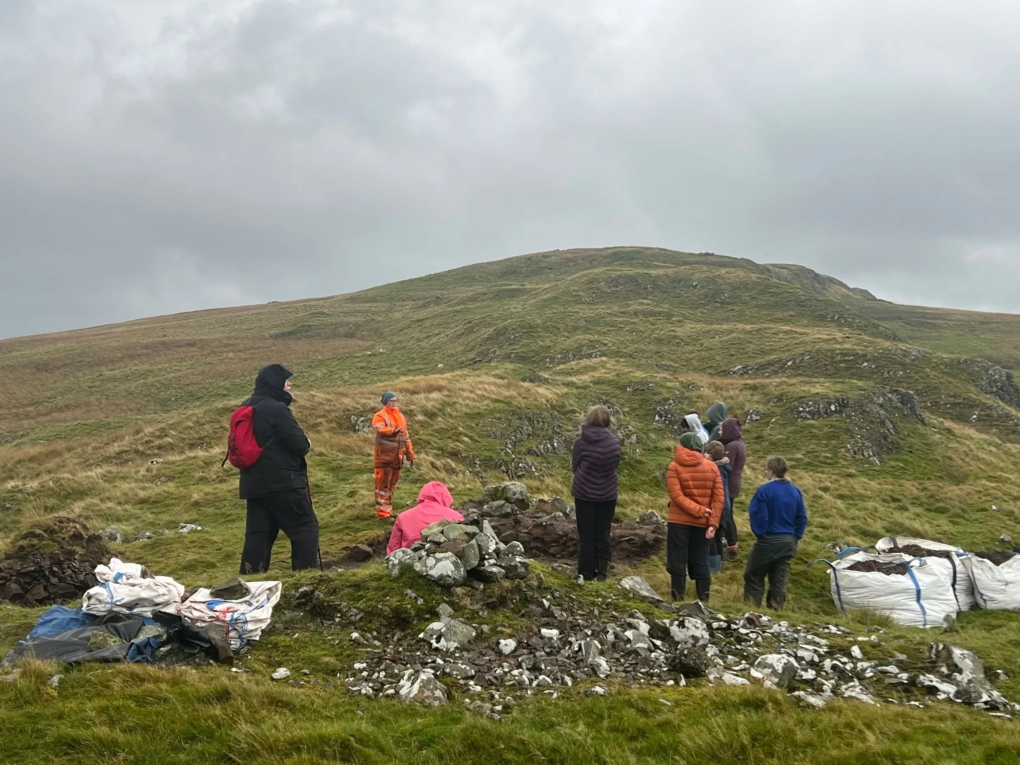 Carsphairn Heritage Initiative and AOC welcomed young learners from Dalry Secondary to the fort at Stroanfreggan last week. The pupils got a chance to see the artefacts, a tour of the site and helped us investigate a newly opened trench over the summ