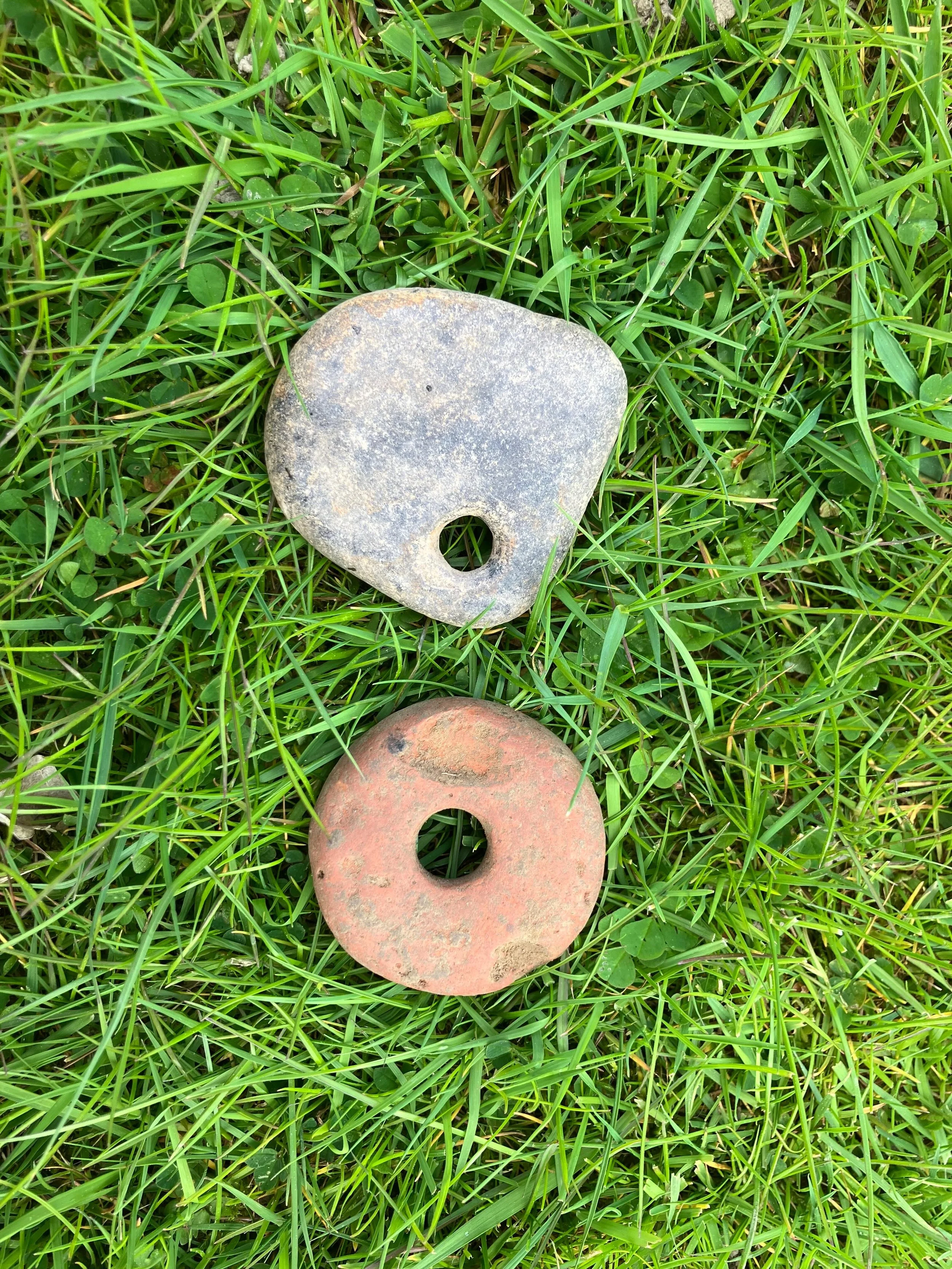 Uncovering the Tweed volunteers @destinationtweeduk at Fairnilee have identified some interesting finds on the dig including stone and ceramic loom weights and early prehistoric lithics. The stone tools include these lovely blades used by early prehi