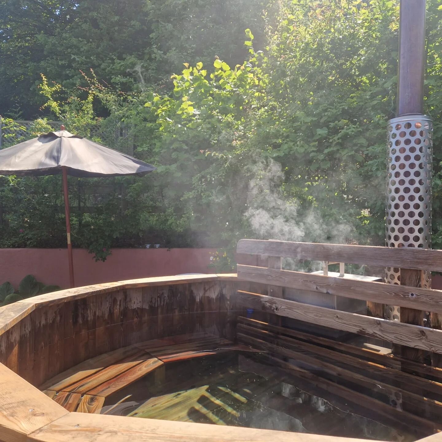 Whatever the weather, it's hard to beat a wind down in the #woodfiredhottub after a day exploring the beautiful #wyevalley
The wildflowers are looking pretty stunning at the moment too!

#forestofdean #deanwye #sawdaystravel #donkeyshedwyevalley #wil