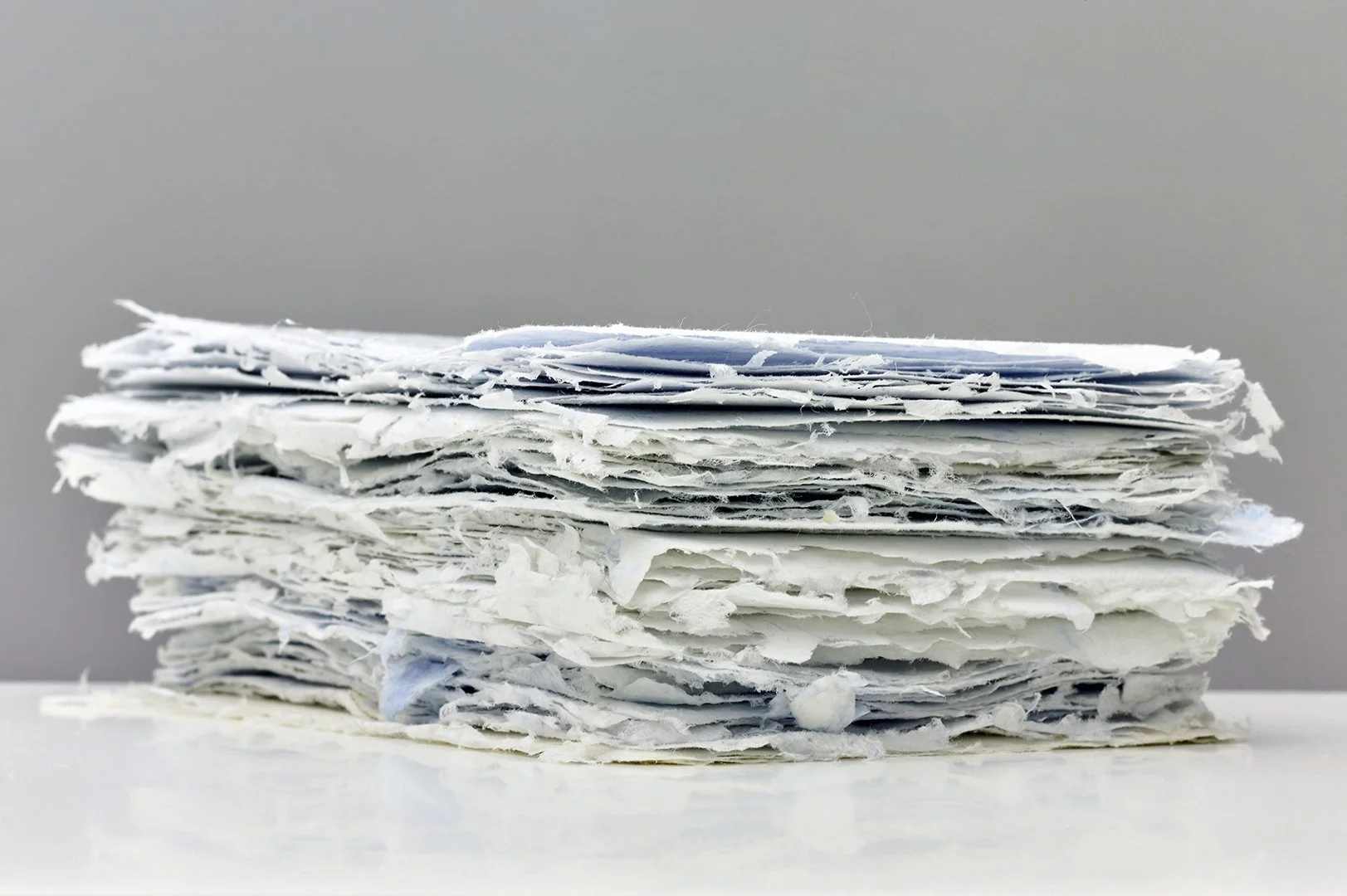   Fars dokumenter  (2023)  Håndlaget papir laget av fars tekstile lommetørklær.  Foto: Helge Hansen 