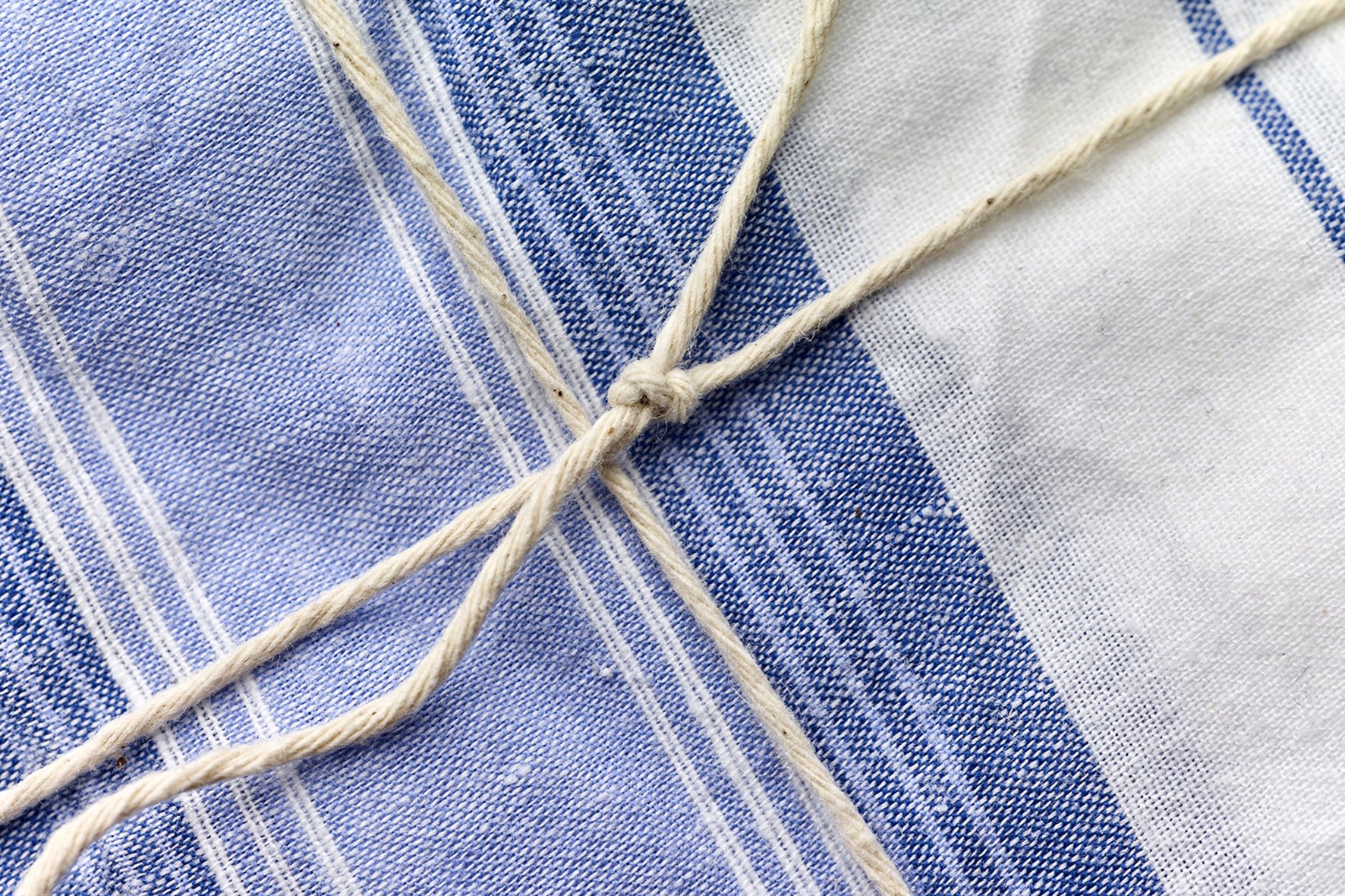   Knuten  (2023)  Tekstile lommetørklær og hyssing.  Foto: Helge Hansen 