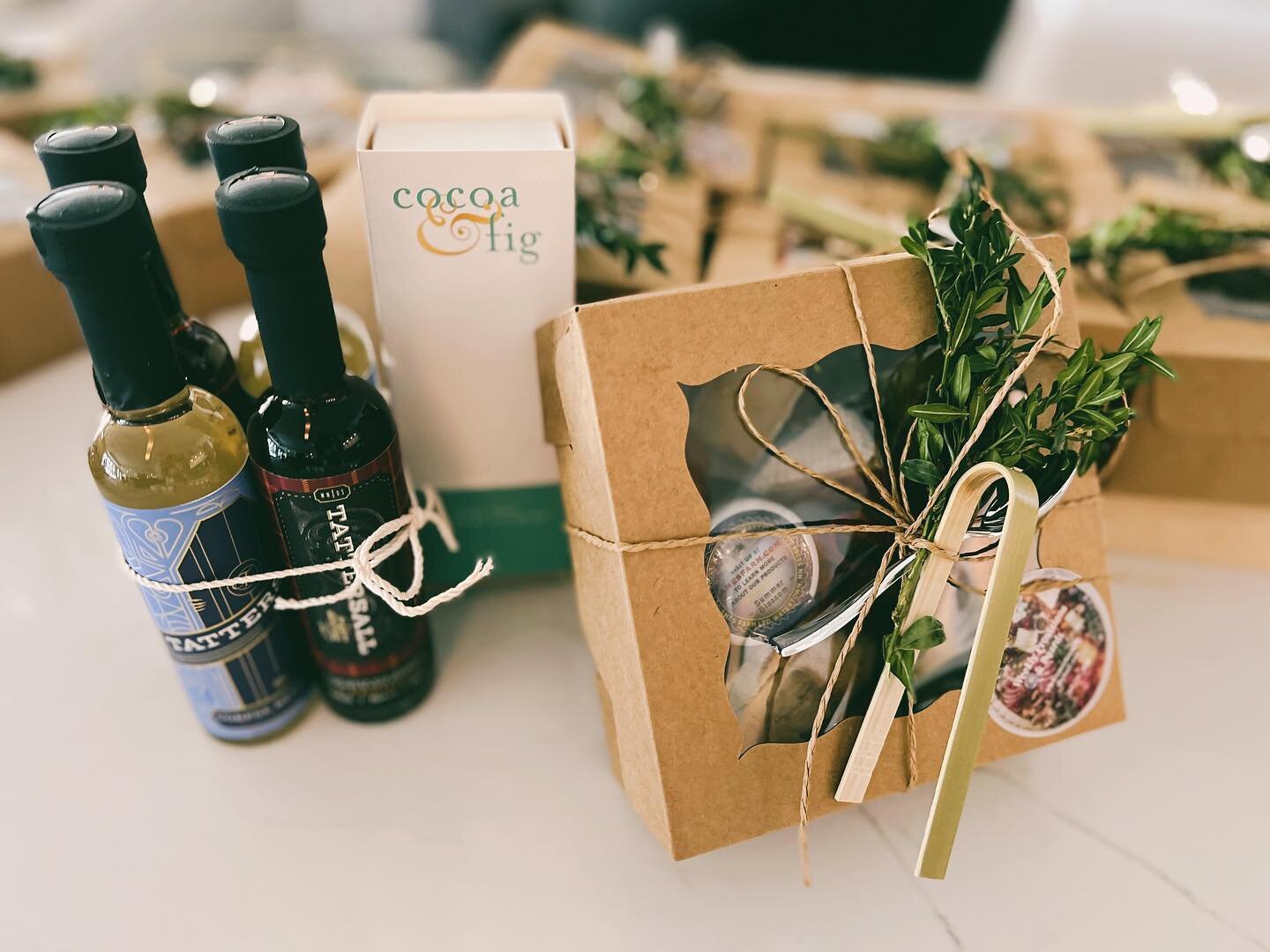 They&rsquo;re still celebrating at The Lakes Residences ✨ &hellip;check out these swag bags for an in-home cocktail hour for their residents 🍸😍! 

Thank you to @cocoaandfig @tattersalldistilling @weeklyprovisions for providing the delicious treats!