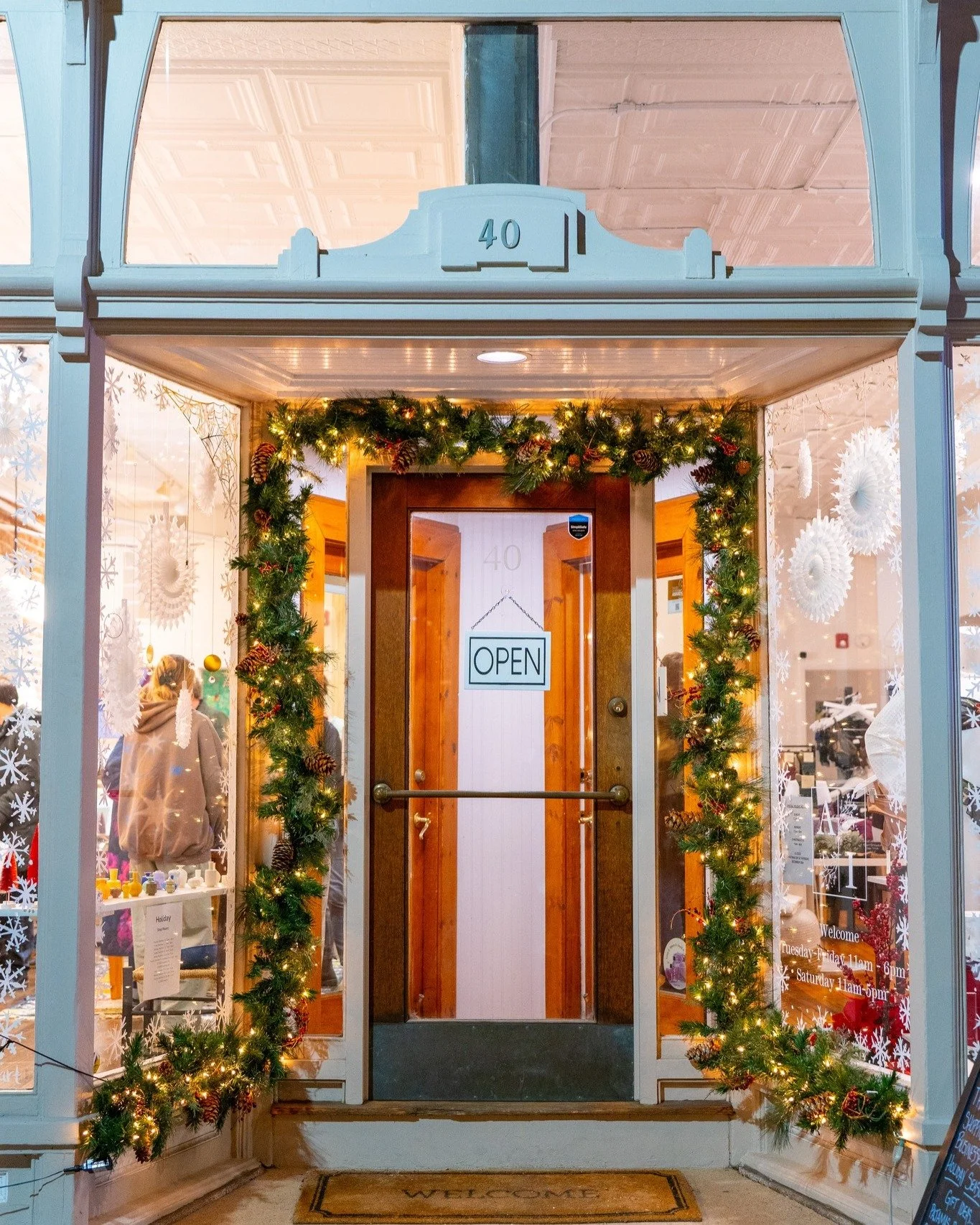 📷 Highlights from last year's Sip 'n Shop Stroll throughout #DowntownAmherst! 
🎁🛍️🎄🕎 🍷🍽️🍾🐴

Sip and savor at downtown restaurants, shop at local and independent retailers, discover makers and artisans from across the Valley at the holiday ma