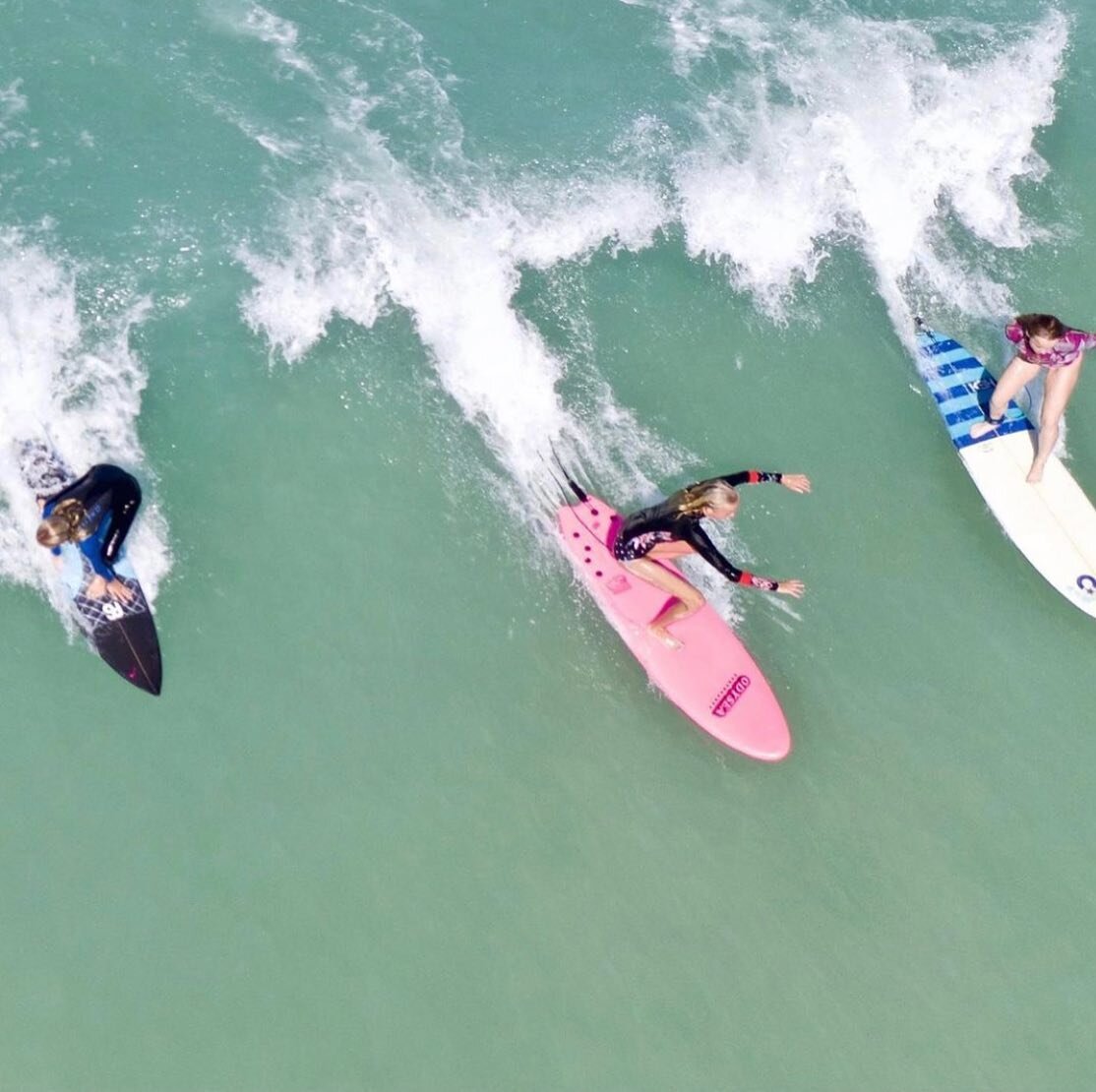 Lil Surfer Girl Party Wave!!! 🏄🏼&zwj;♀️🏄🏼&zwj;♀️🏄🏼&zwj;♀️🌊 Rad capture 📷 , @_hpete_ !