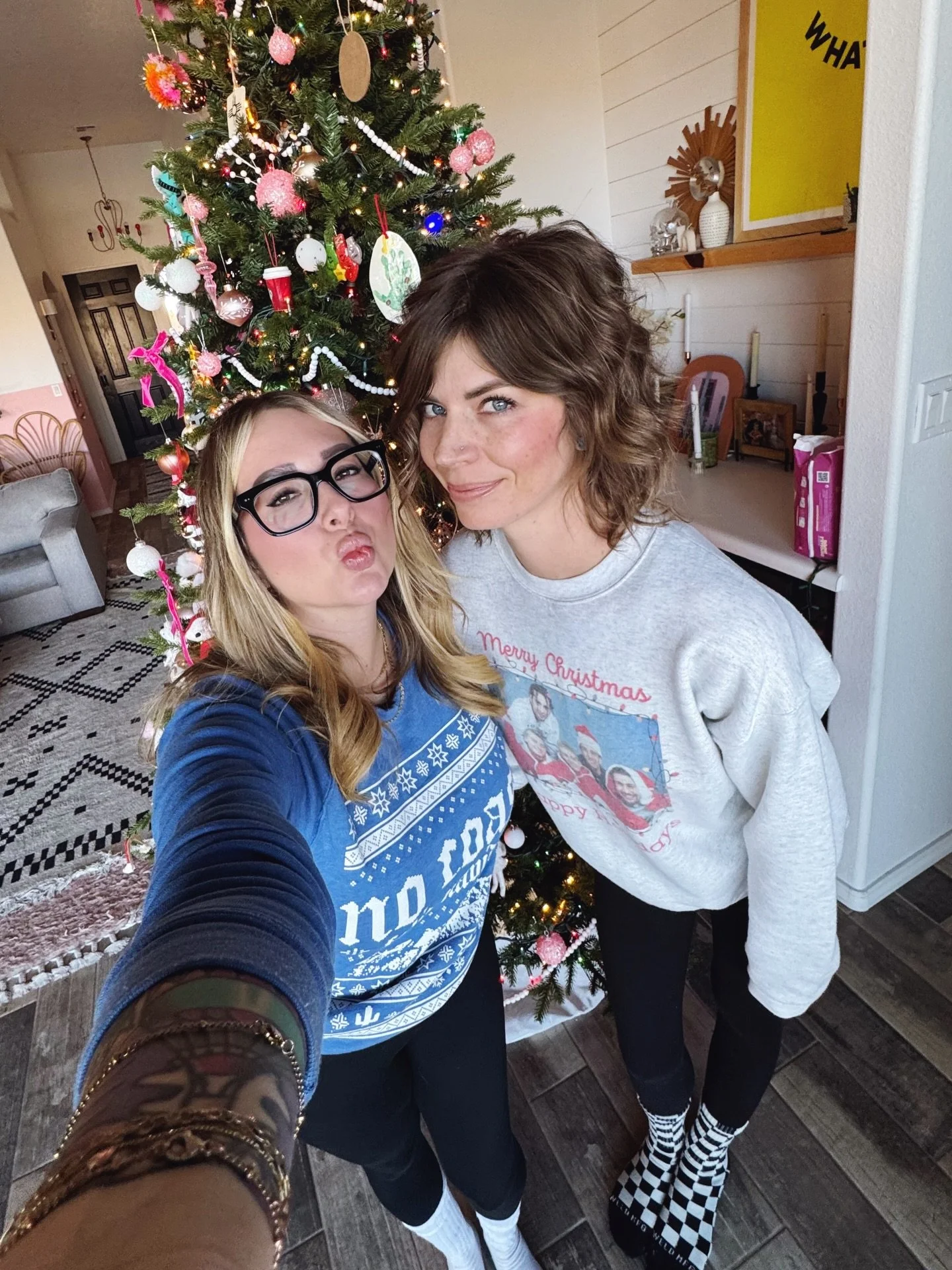 Chats, crafts + caffeine ✨ the best Friday w/ my bestie for the restie @hardcori 🔐🫶🏼💖 

#craftygirls #christmascrafts #colorfulchristmas #phase1 #craftnowcrylater #craftersgonnacraft