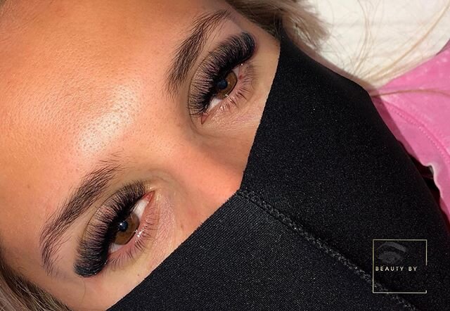 Not for the faint hearted 😰😍 Mega Volume giving the most fullness look but as light as a feather! 
Using @lashesbyindiax_products and @pinkfisheslashco 
Mega volume🖤📸 #beautybyyazzyv #lashes #russianvolume #russianvolumelashes #russianvolumelash 
