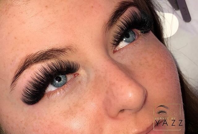 Last one! 
Full but textured✔️
Russian volume🖤📸 Using different thickness&rsquo; to accentuate texture but keeping lashes super full, using @pinkfisheslashco 
#beautybyyazzyv #lashes #russianvolume #russianvolumelashes #russianvolumelash #eyelashex
