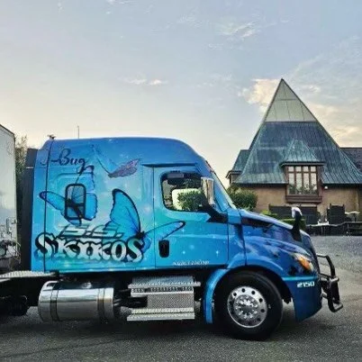 Blue skies. Blue butterflies. Big moves.🦋💙 
#skikostrucking 
#FoodGradeTransport
#BulkLiquidLogistics
#freightliner