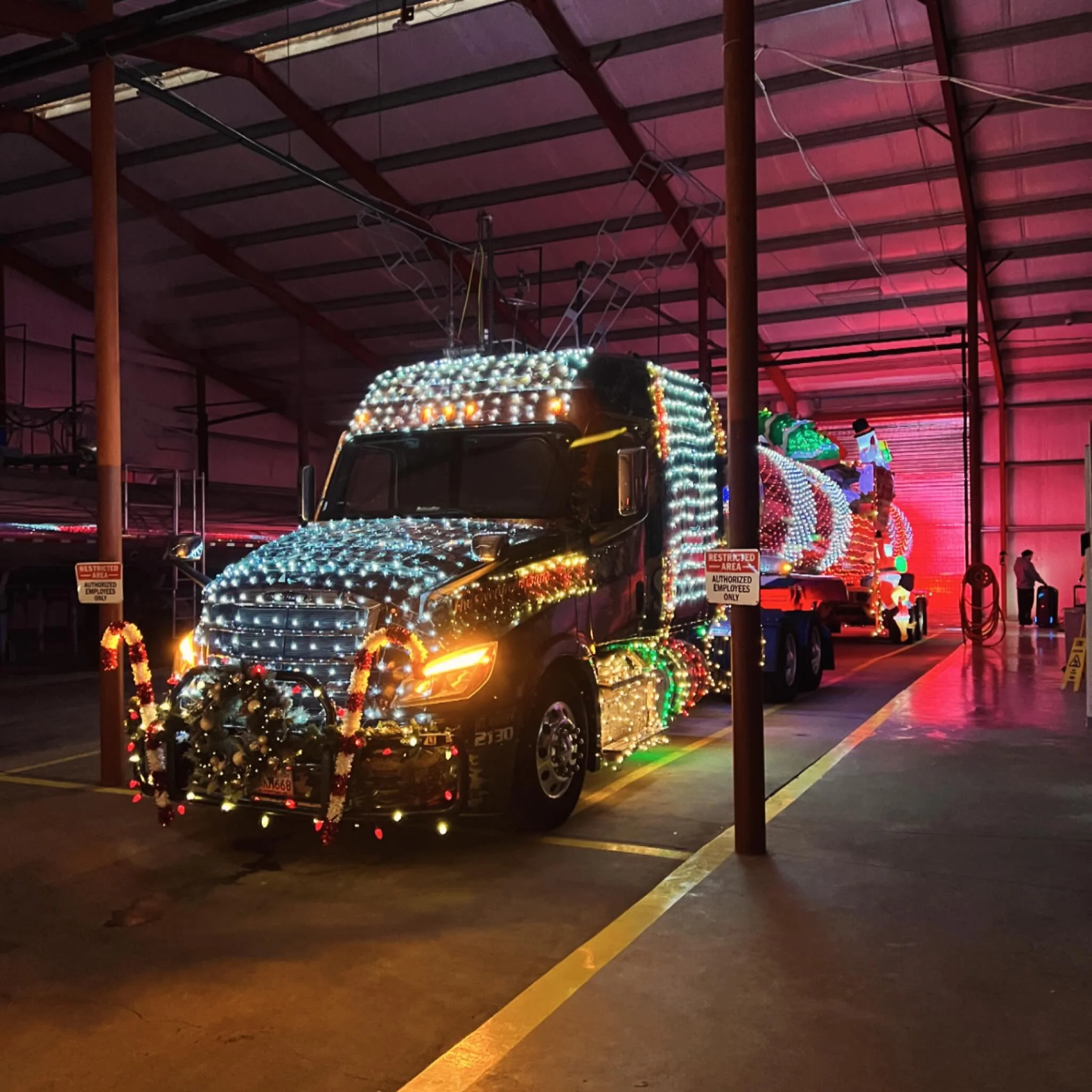 All wrapped up and ready to sleigh the season! 🎅🚛✨
#skikostrucking
#SkikosTrucking
#HaulingHolidayCheer
#TruckLife
#FamilyOwnedBusiness
SpreadingCheer