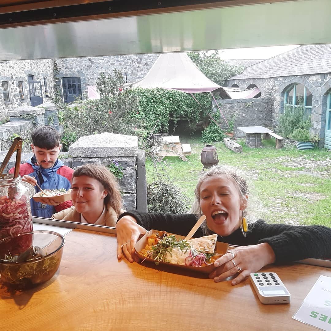 Happy people eating home cooked curry full of flavours served with live from Dreamboat! Come find us tonight at @iardhendre 

#eatoutnorthwales #homegrown #vegan #vegetarian #madewithlove