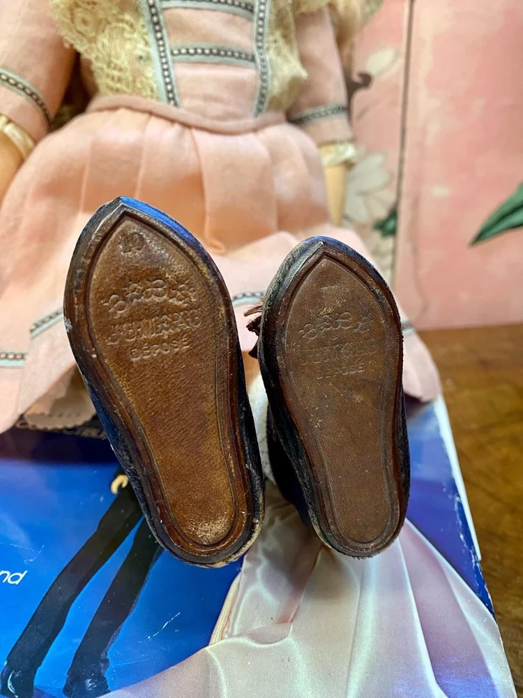 Chaussures Anciennes Pour Poupée - Bois - Modèle Antique - Sans Marque