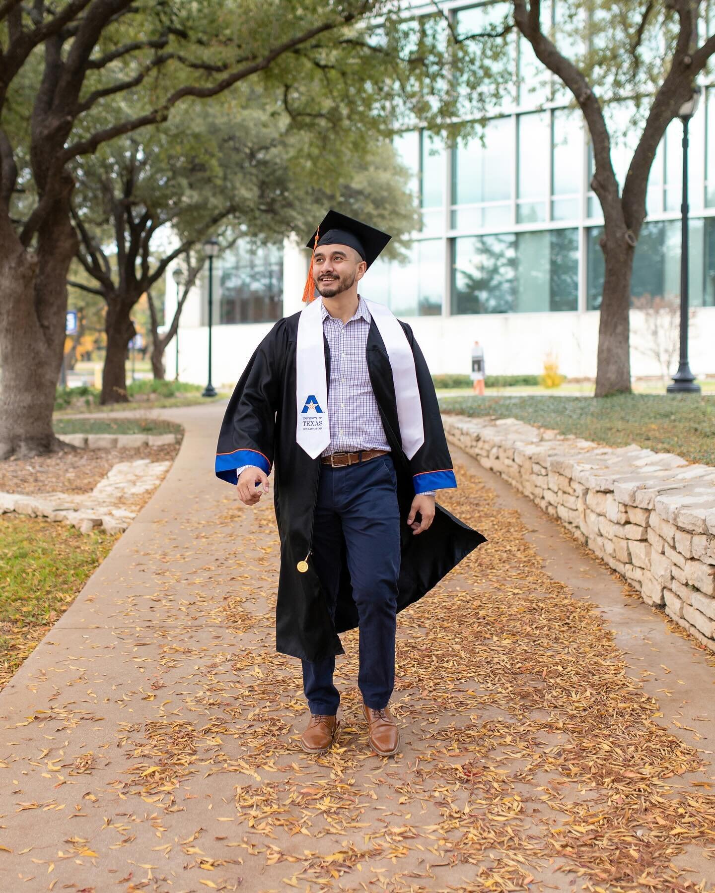 Some of my favorites from&nbsp;John&rsquo;s Grad Session. 📸🎓 

Graduation is right around the corner. Don&rsquo;t wait until the last minute to book. Inquire &amp; book your session today! 🗓️

Share this with someone who needs Senior or Grad photo