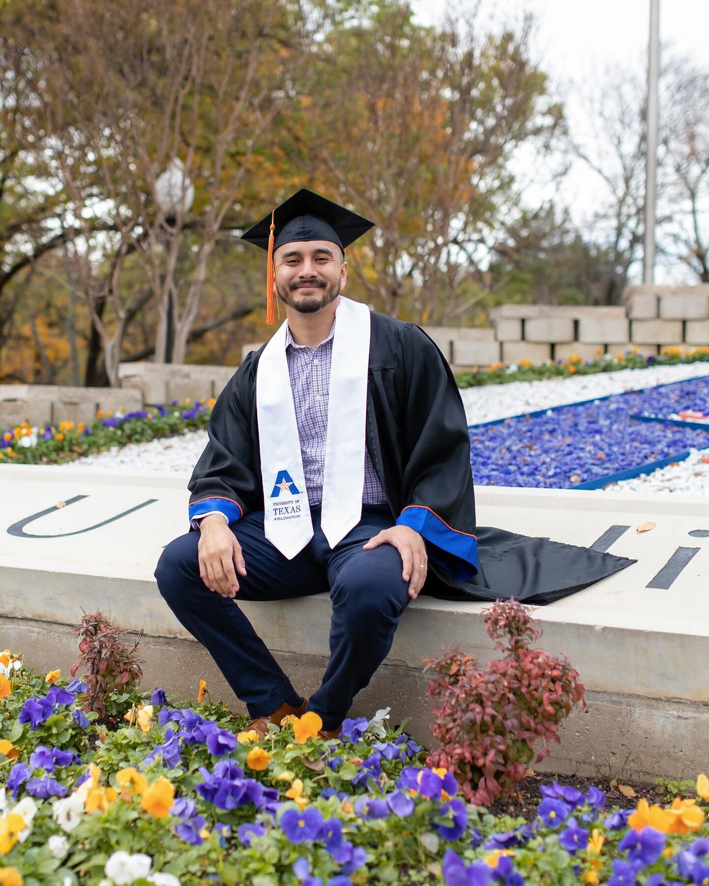 Some of my favorites from&nbsp;John&rsquo;s Grad Session. 📸🎓 

Graduation is right around the corner. Don&rsquo;t wait until the last minute to book. Inquire &amp; book your session today! 🗓️

Share this with someone who needs Senior or Grad photo