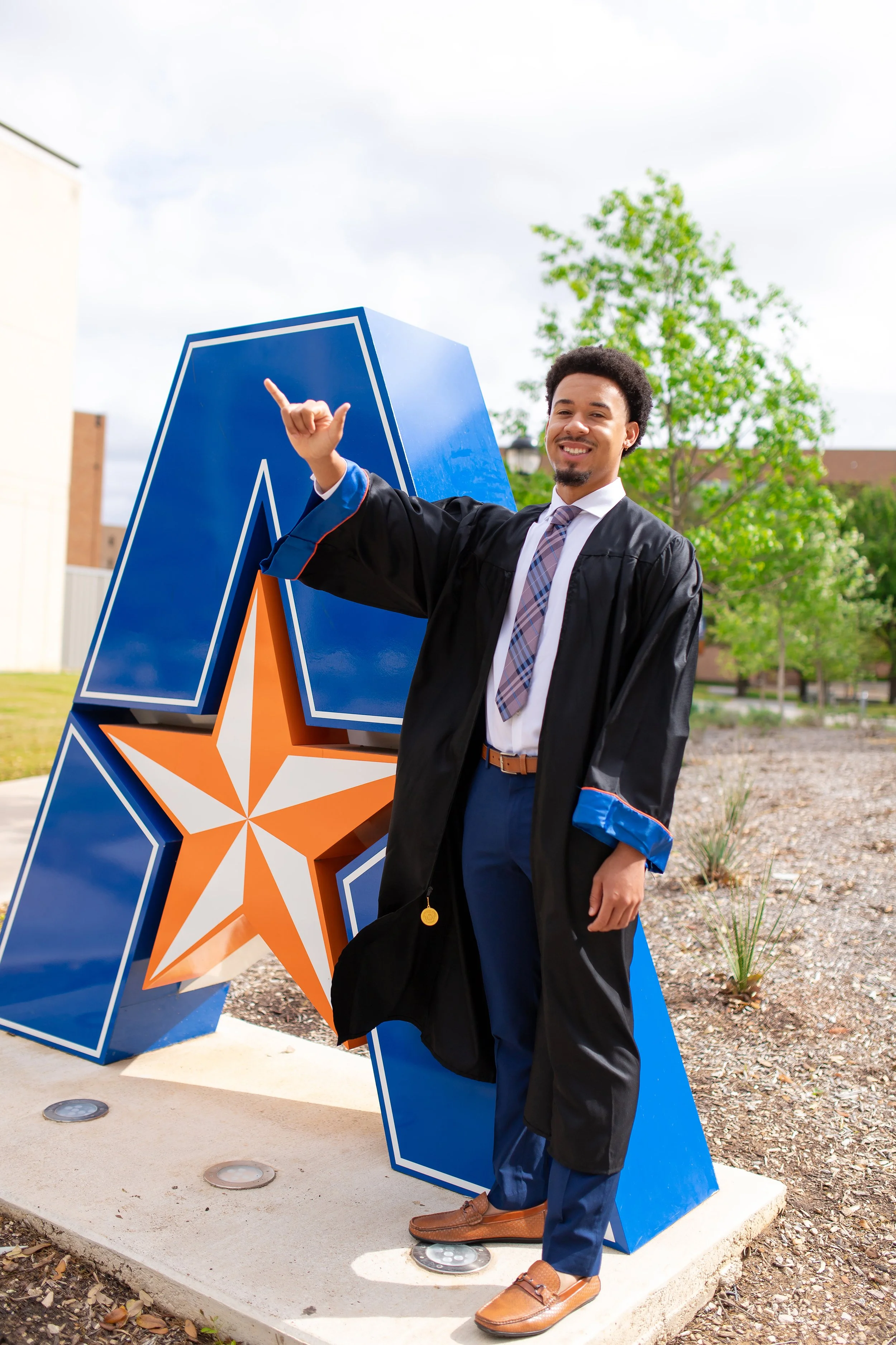 RS_Kyle_UTA_GradSession_DFWPhotographer_TeddyGiles-2.jpg